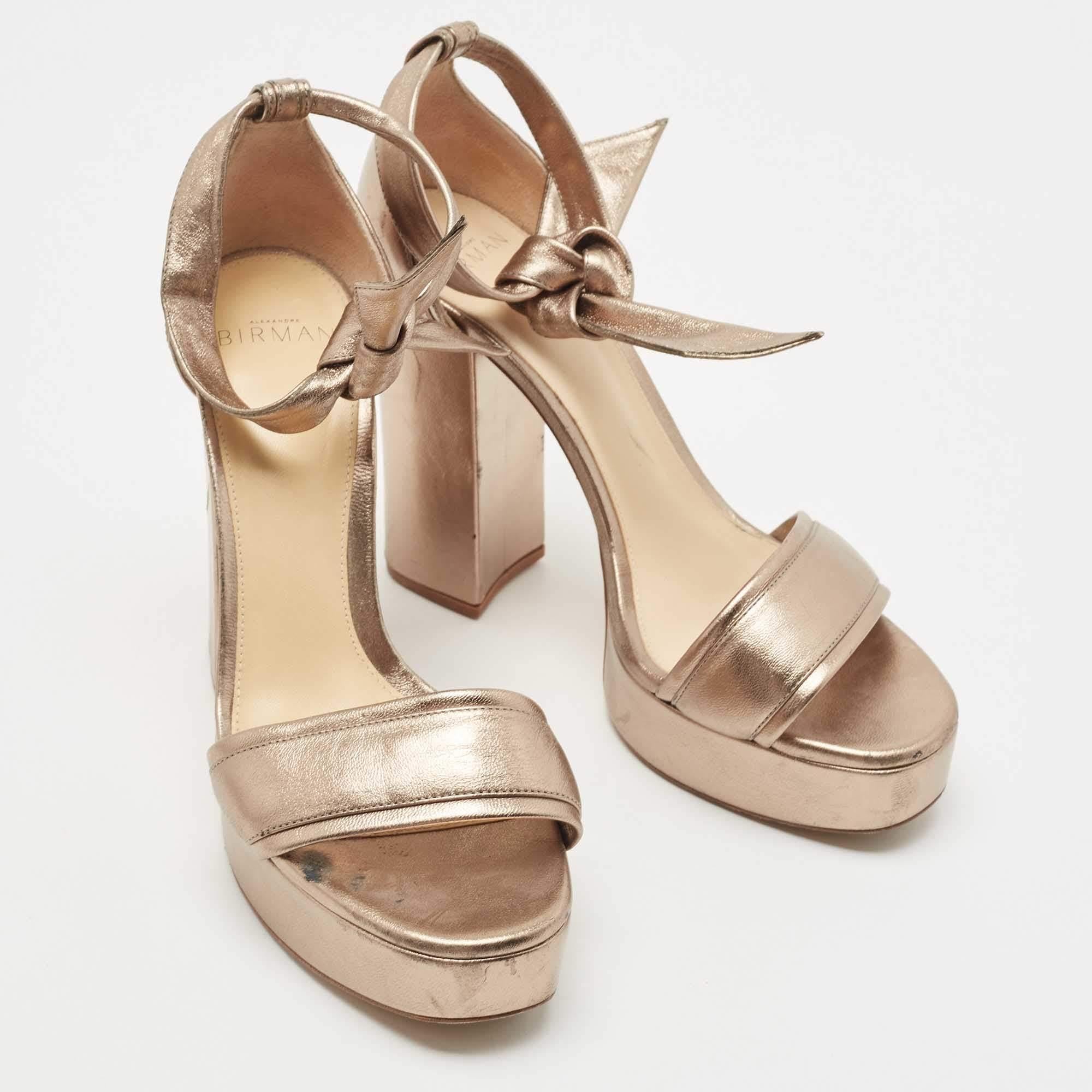 Alexandre Birman Sandali Celine in pelle metallizzata misura 38 In condizioni buone in vendita a Dubai, Al Qouz 2