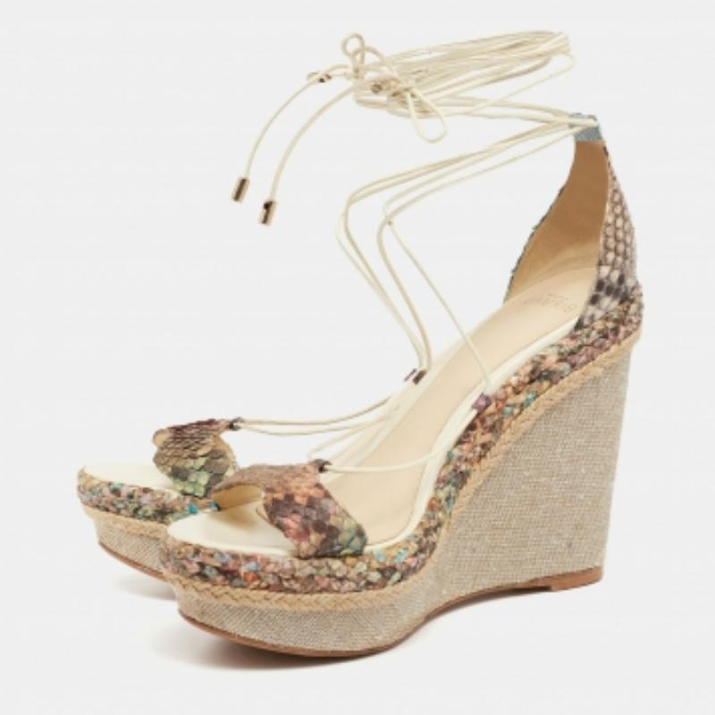 Ces sandales Alexander Birman sont élégantes avec leur design multicolore et leur bride à la cheville. Conçus en cuir de python, les talons compensés de la paire donneront une nouvelle dimension à votre esprit mode. La silhouette à bout ouvert est