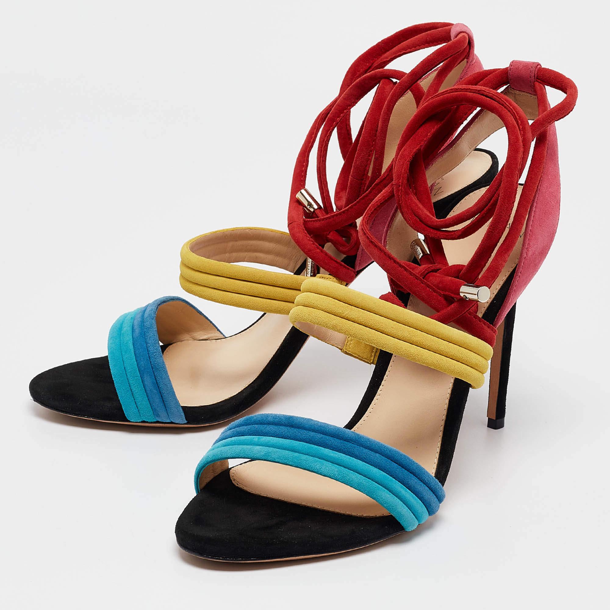Diese Sandalen umrahmen Ihre Füße auf elegante Weise. Sie sind aus hochwertigen MATERIALEN gefertigt und zeichnen sich durch ein stilvolles Design, bequeme Innensohlen und haltbare Absätze aus.
