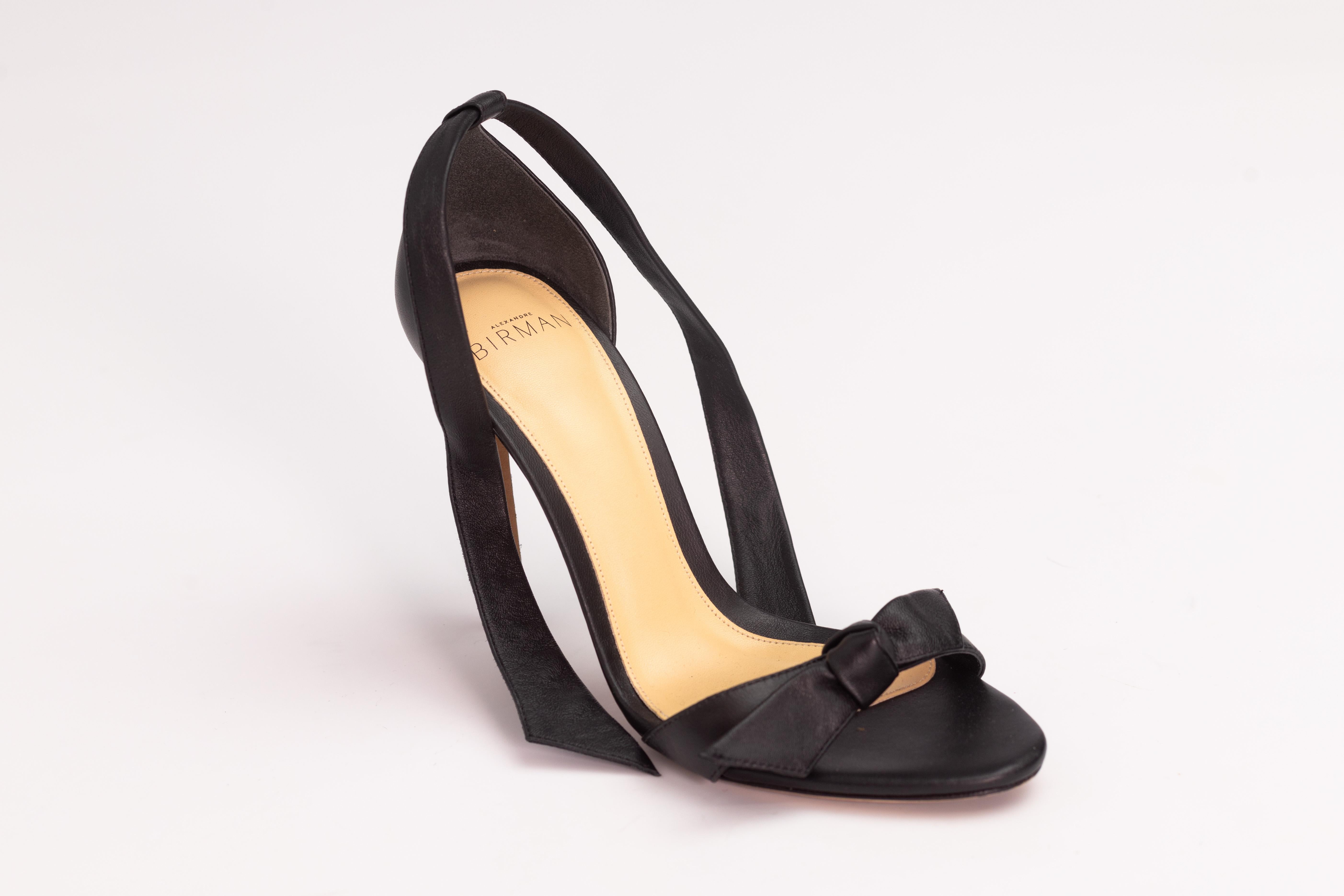 ALEXANDRE BIRMAN OPEN TOE BOW SANDAL HEELS (EU 36)

Color: Black
Material: Leather
Size: 36 EU / 5 US
Heel Height: 100 mm / 4”
Condition: Very good. Stains and marks to the under soles. Faint scratches to uppers.

Made in Italy