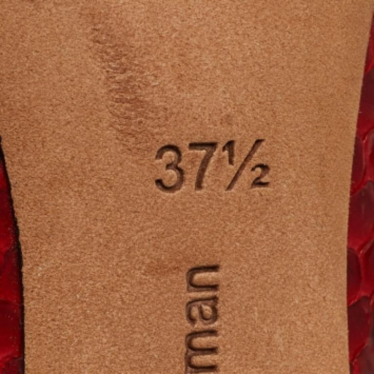 Haz una declaración de estilo chic con estos zapatos de salón de diseño. Presentan tacones robustos y suelas duraderas, ¡perfectos para tus salidas a la moda!