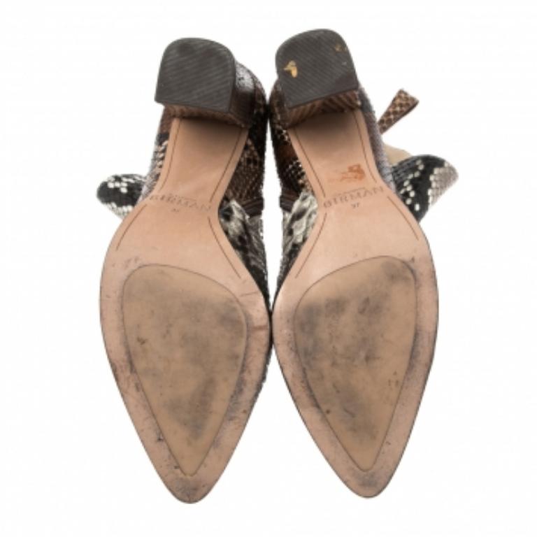 Estas botas de Alexandre Birman están exquisitamente talladas a la perfección. Están fabricados con piel de pitón marrón blanquecina en el exterior y presentan puntera afilada, herrajes dorados y tacón en bloque. Ponte estas botas con tu atuendo