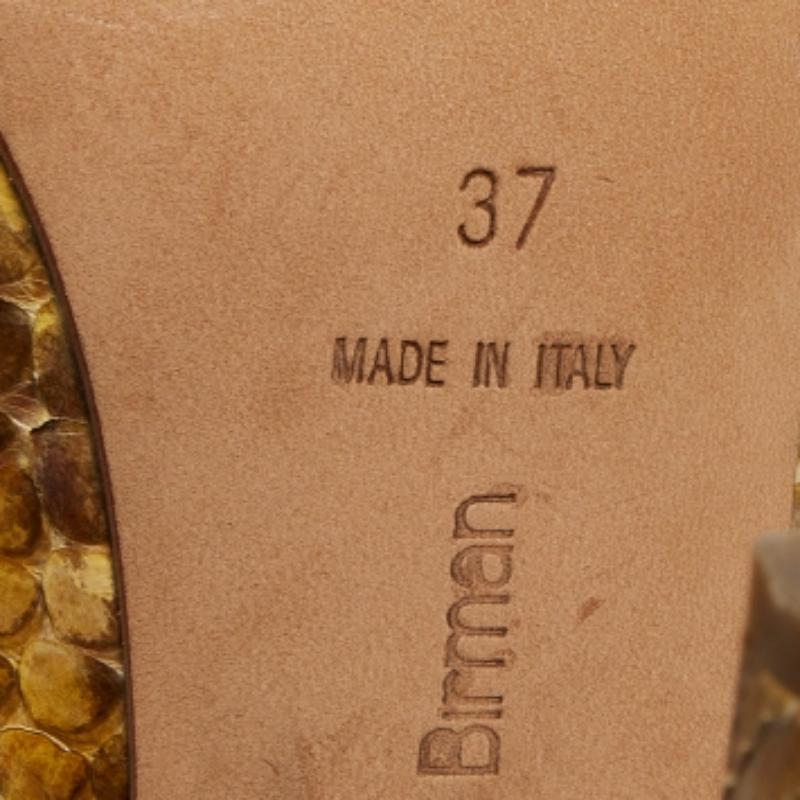 Fate una dichiarazione di stile chic con queste décolleté di design. Presentano tacchi robusti e suole resistenti, perfetti per le vostre uscite alla moda!