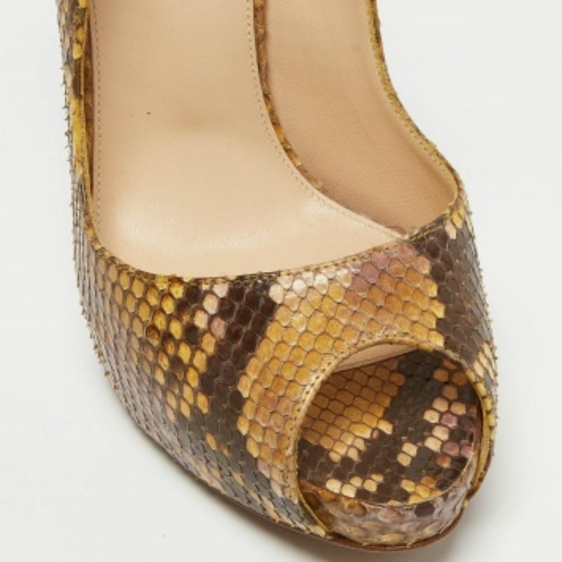 Donna Alexandre Birman Pumps Peep Toe in pelle di serpente giallo/marrone misura 37 in vendita