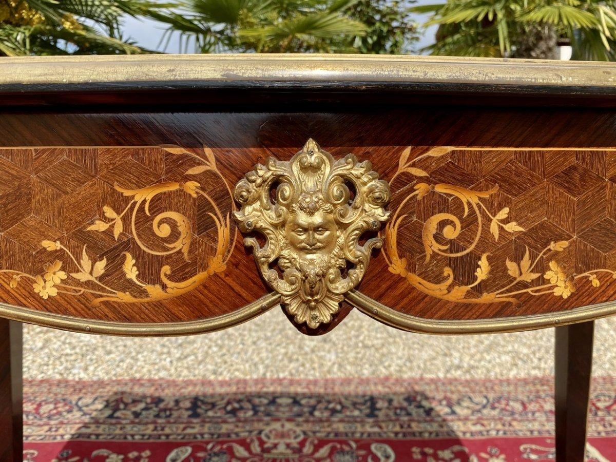 Middle Louis XV style desk in marquetry and chiseled golden bronzes. The bronzes are screwed as a sign of quality. It is signed 