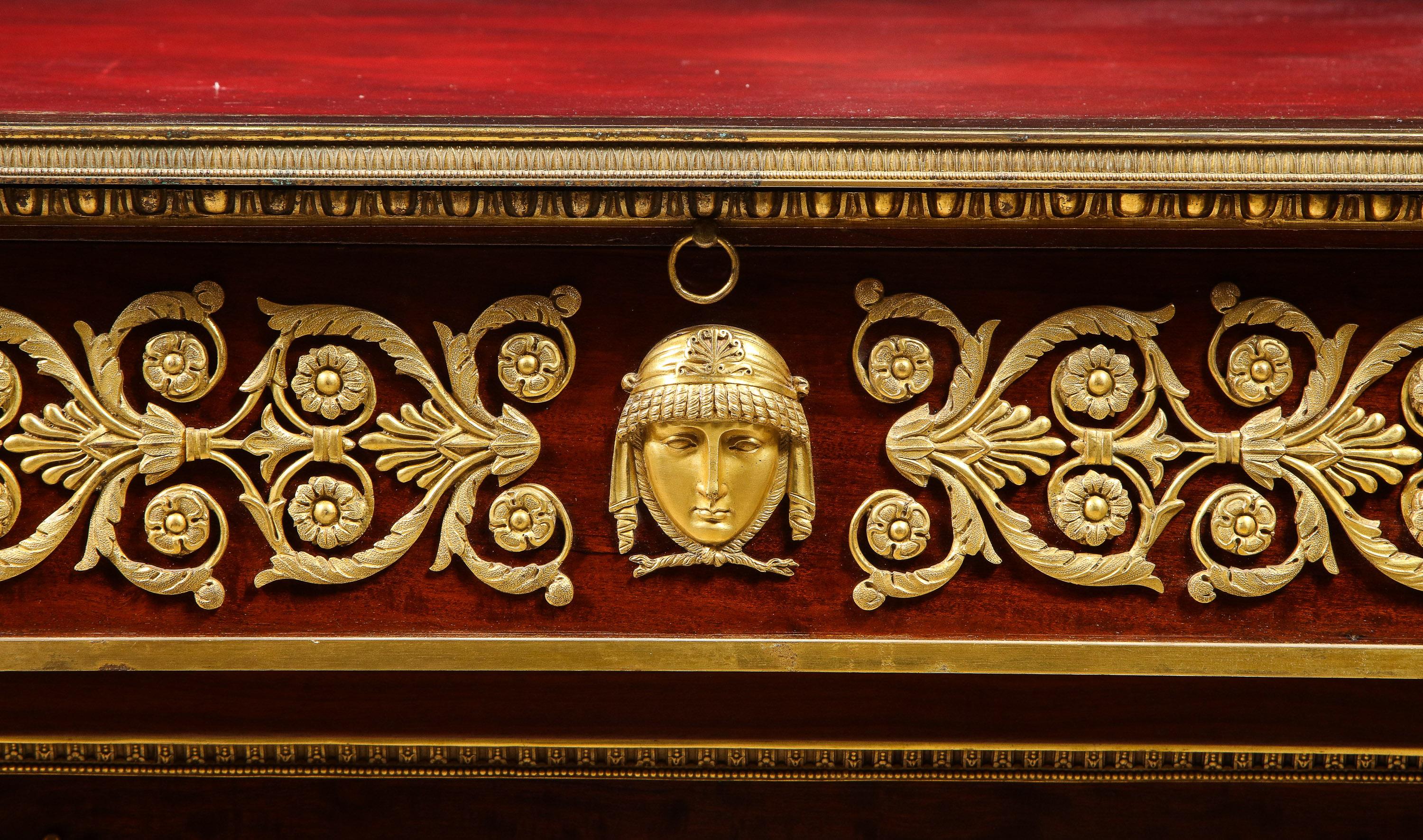 Bureau royal du musée français Alexandre Chevrie, en acajou monté en bronze doré en vente 4