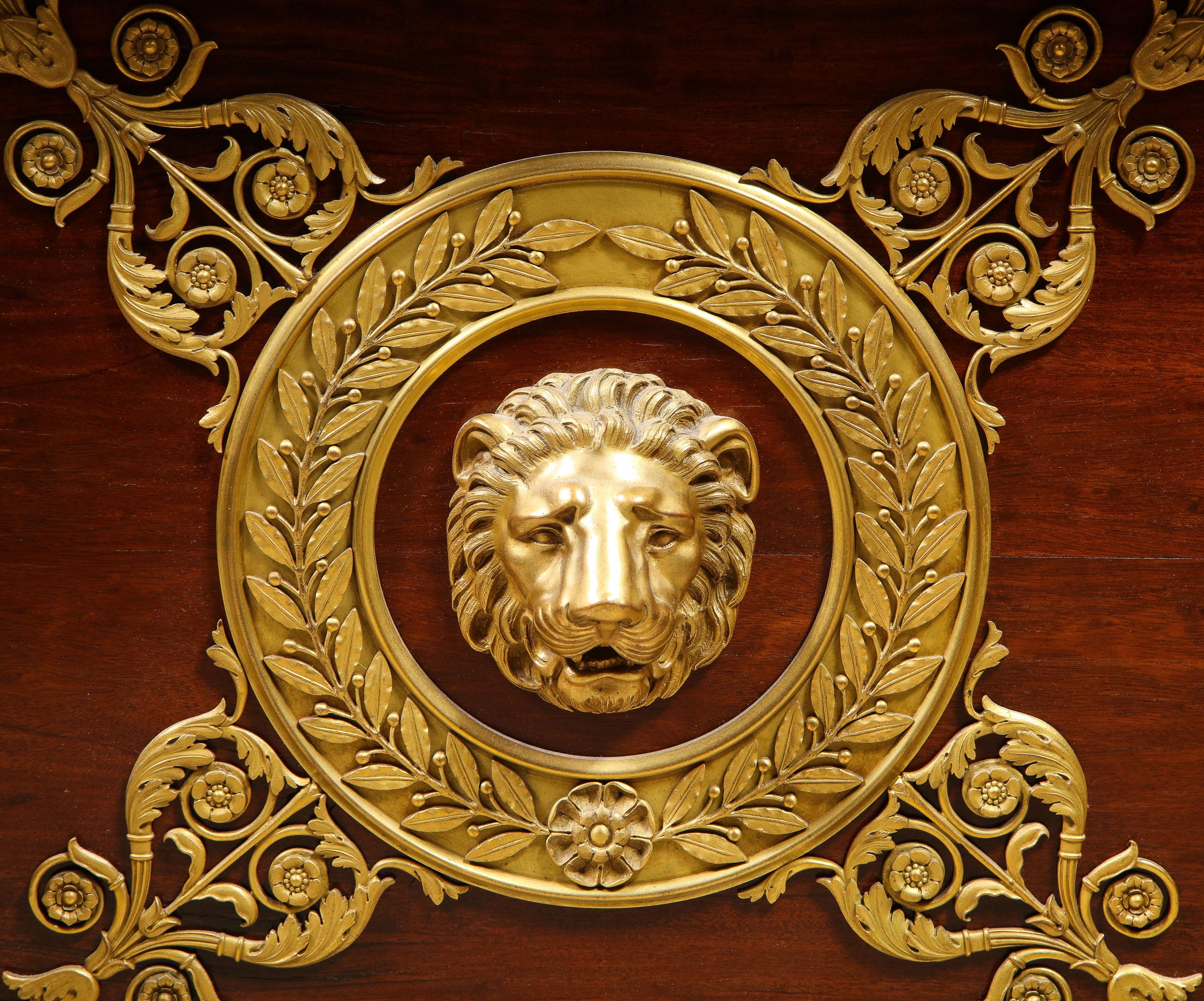 Bureau royal du musée français Alexandre Chevrie, en acajou monté en bronze doré en vente 5