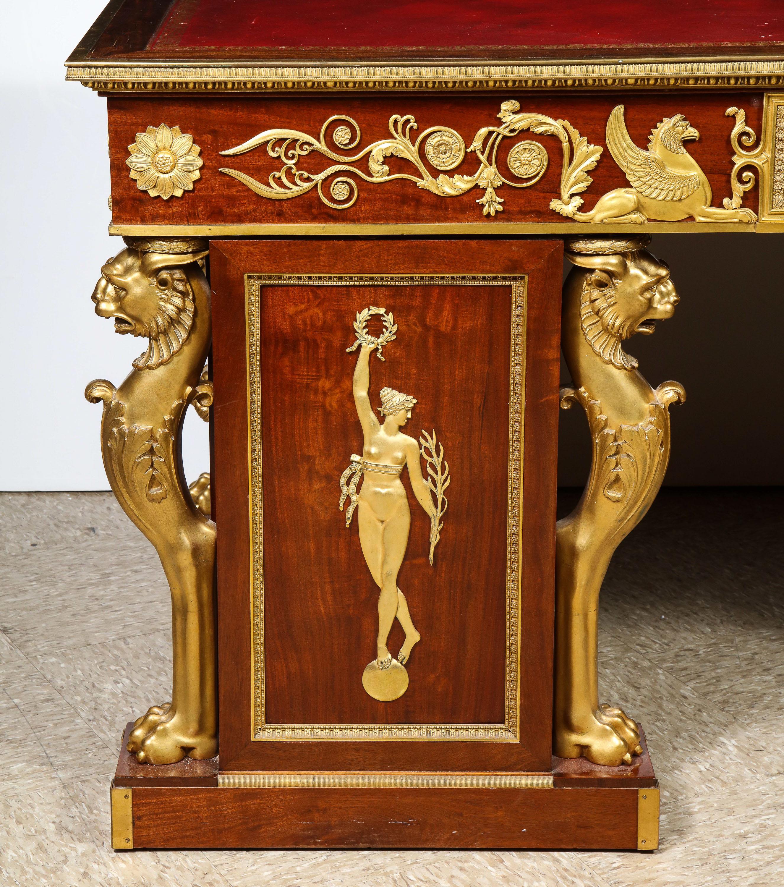 Bureau royal du musée français Alexandre Chevrie, en acajou monté en bronze doré en vente 8