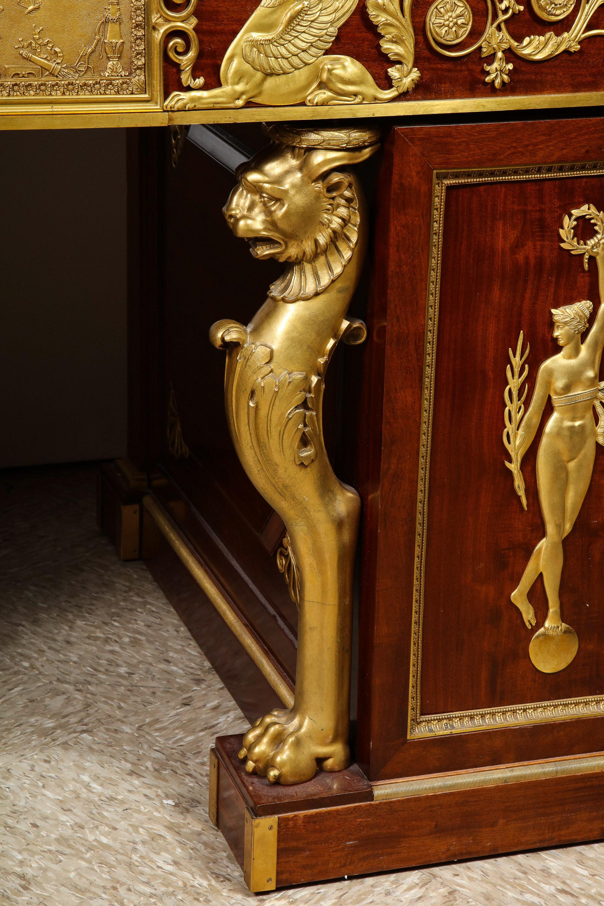 Bureau royal du musée français Alexandre Chevrie, en acajou monté en bronze doré en vente 10