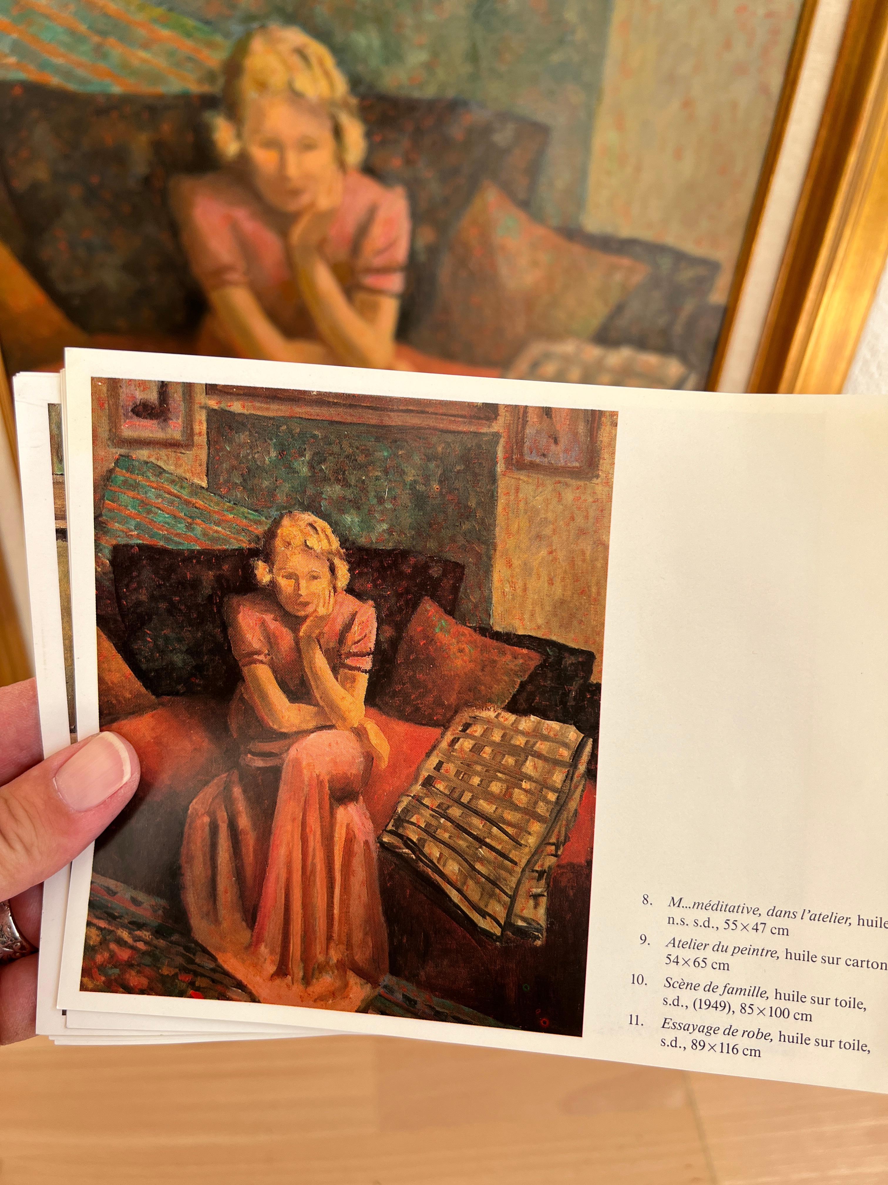 Giovane donna seduta nello studio di un artista 9