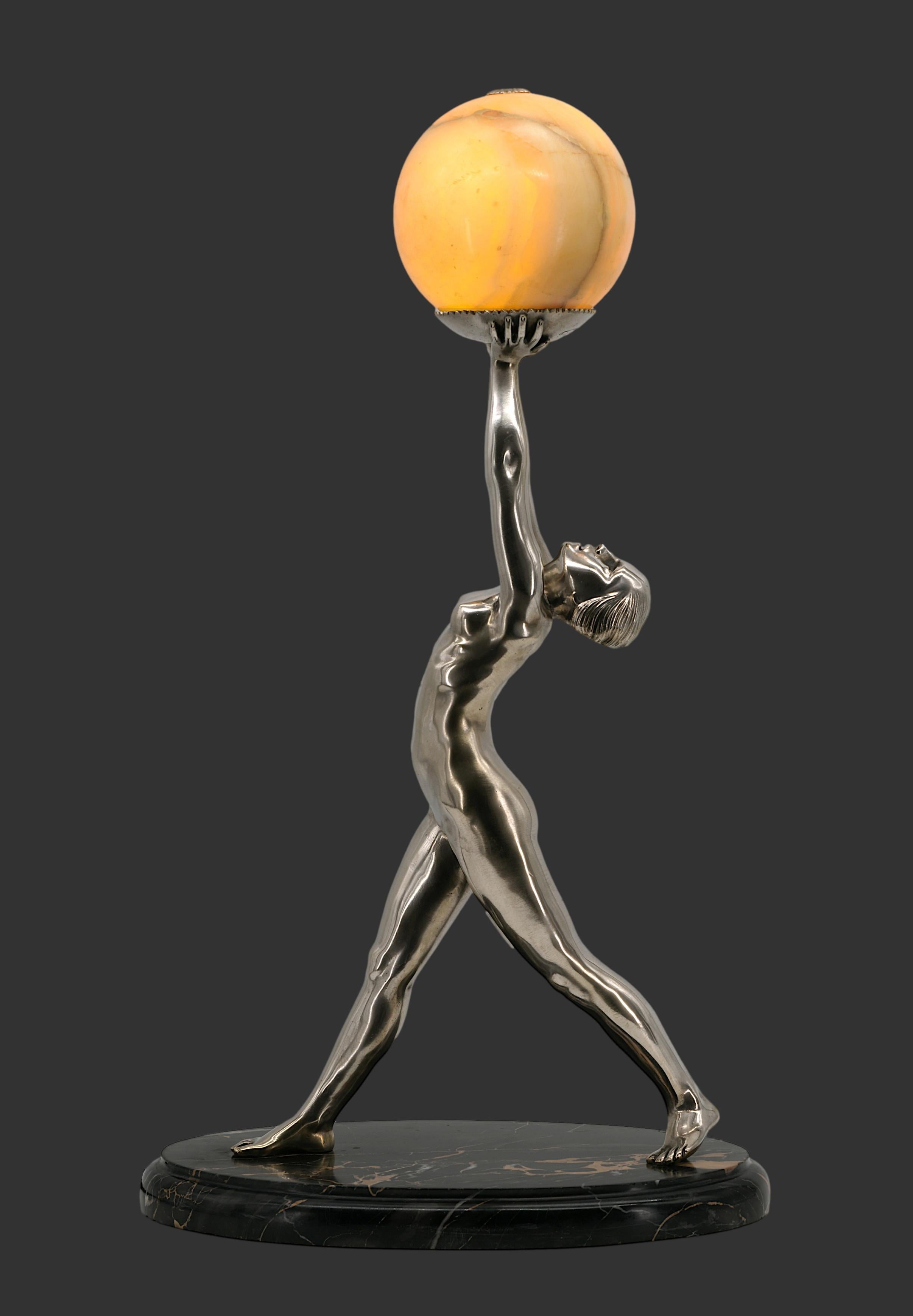 Francese Alexandre KELETY Grande lampada francese Art Deco in bronzo argentato Scultura 1920 in vendita