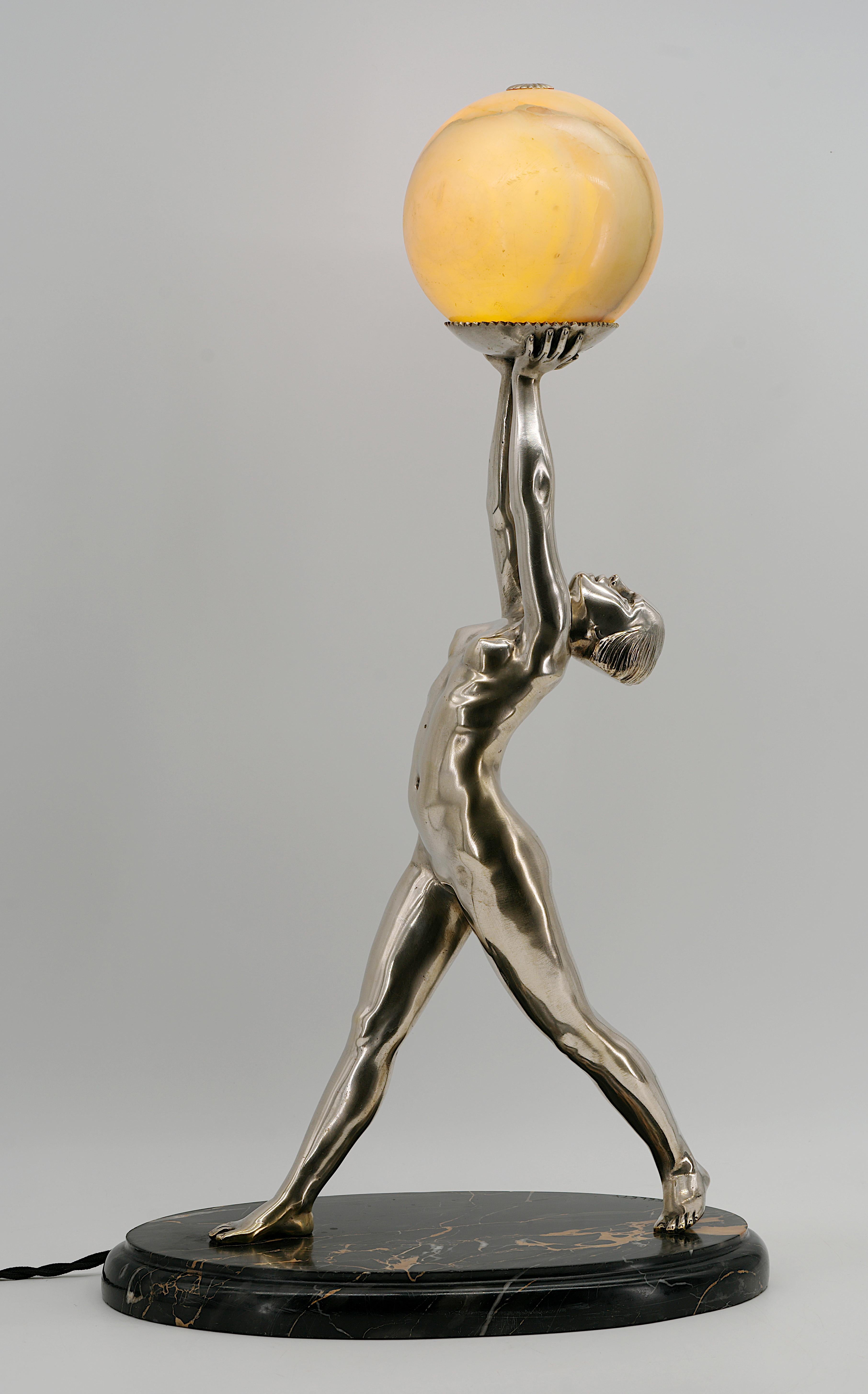 Argentato Alexandre KELETY Grande lampada francese Art Deco in bronzo argentato Scultura 1920 in vendita