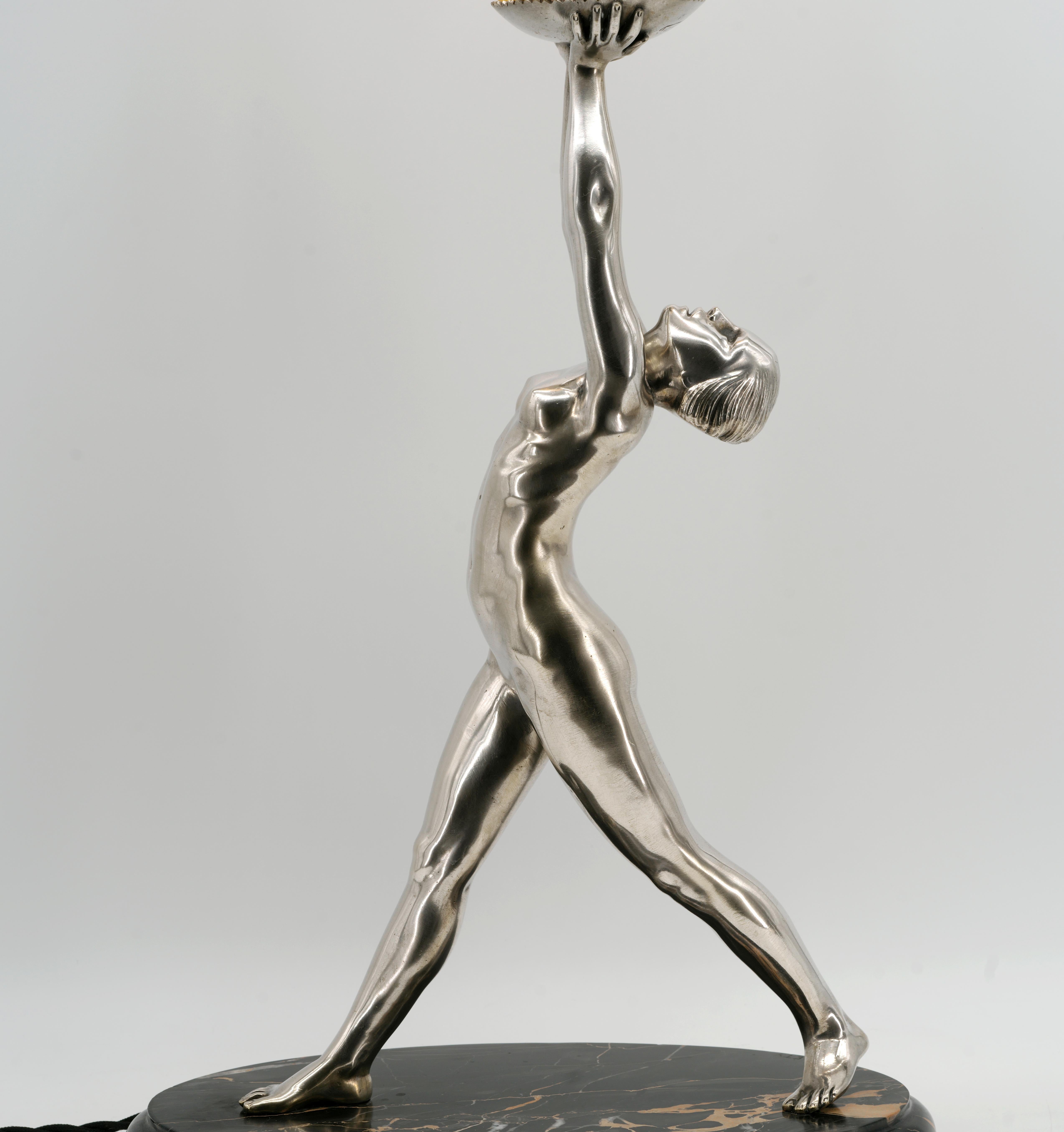 Inizio XX secolo Alexandre KELETY Grande lampada francese Art Deco in bronzo argentato Scultura 1920 in vendita