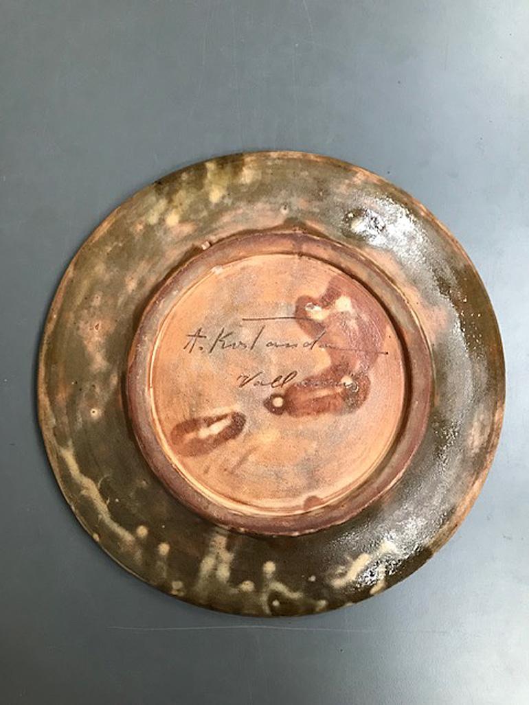 Alexandre Kostanda (1921-2007) in Vallauris.
Dish with incised decoration of a woman on a light brown background.
signed under the base.