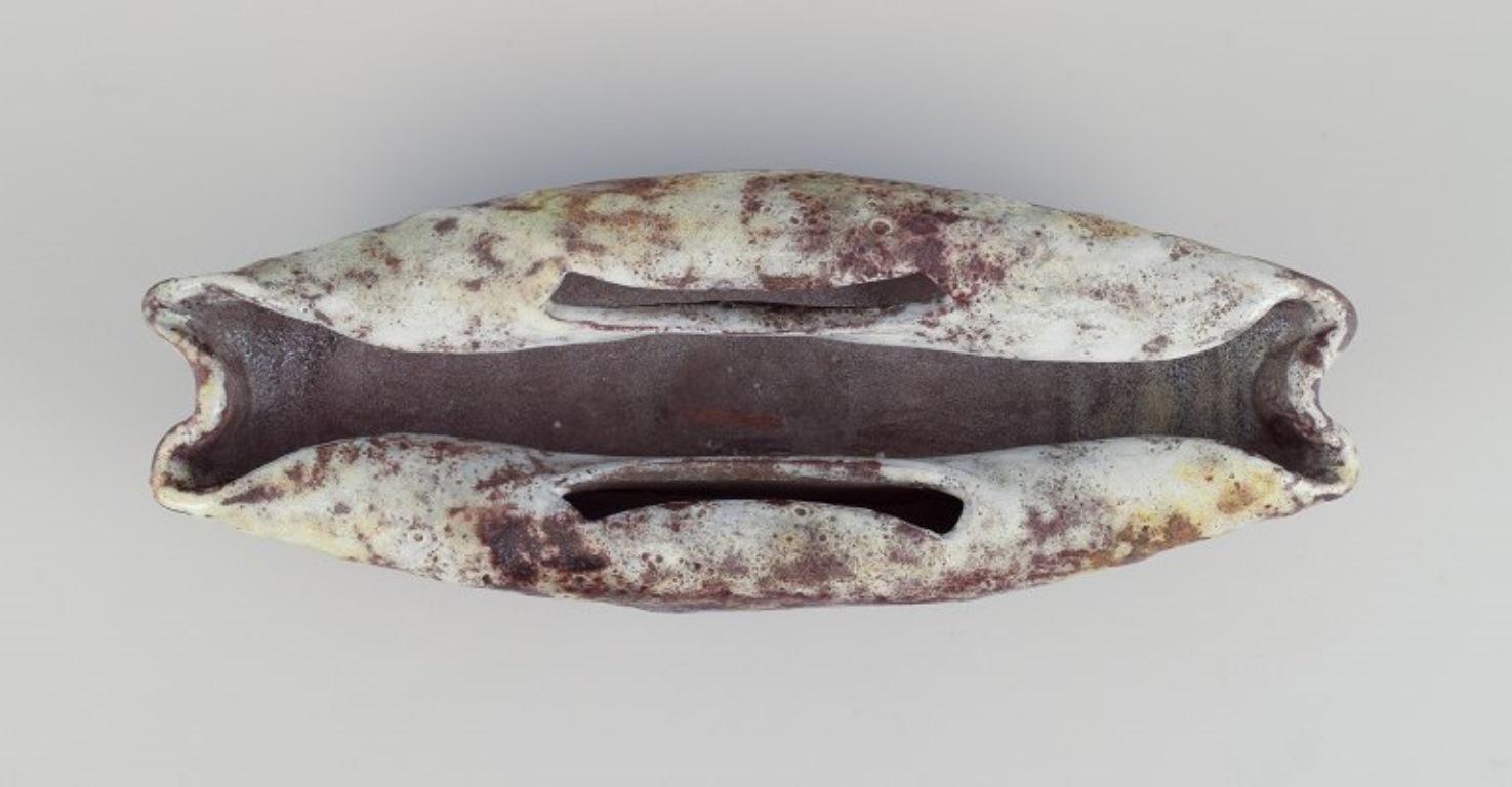 Alexandre Kostanda für Vallauris, Frankreich. Keramische Schale mit erdfarbener Glasur. (Glasiert) im Angebot