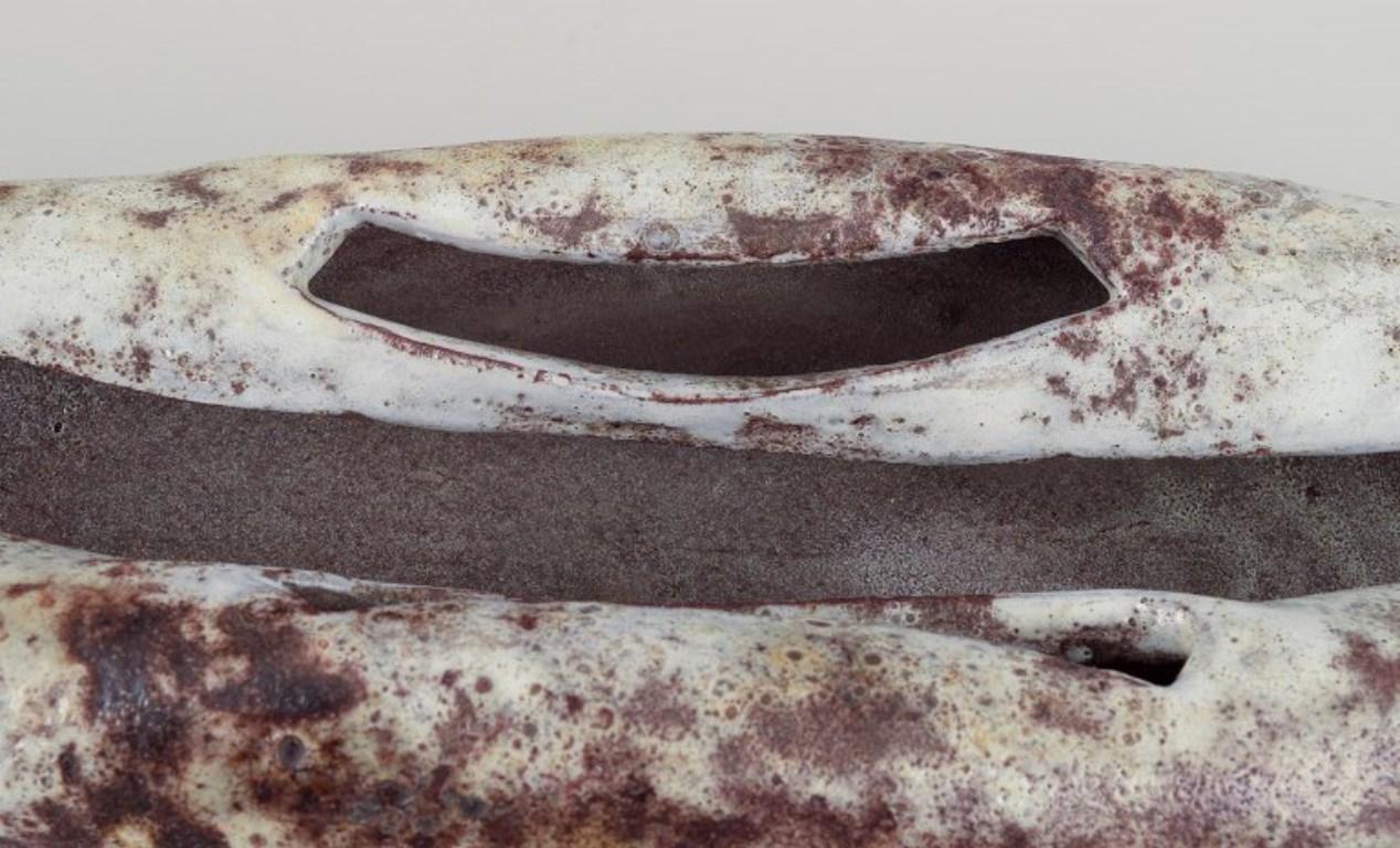 Alexandre Kostanda für Vallauris, Frankreich. Keramische Schale mit erdfarbener Glasur. (Mitte des 20. Jahrhunderts) im Angebot