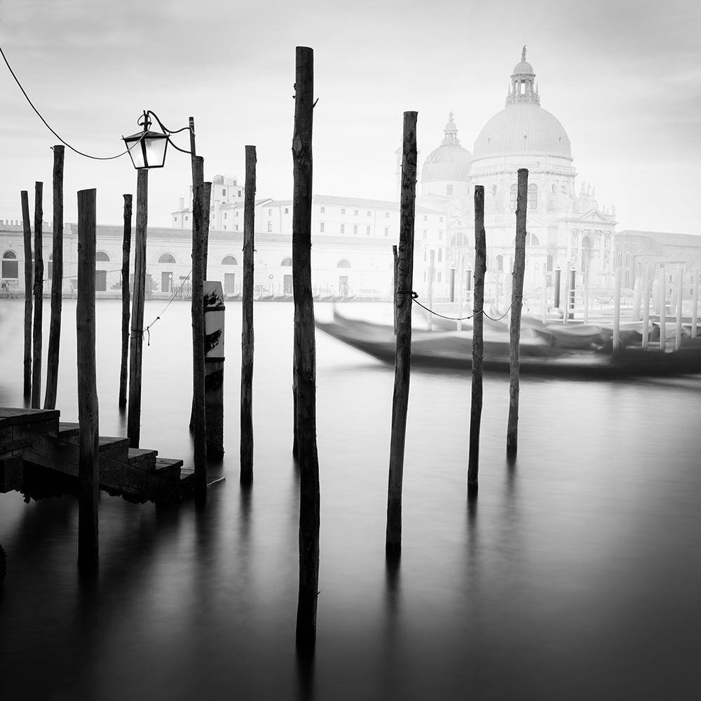 Dorsoduro, Venedig (Schwarzweißfotografie) – Photograph von Alexandre Manuel