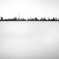 Impression pigmentaire d'archive représentant la ligne d'horizon de Dubaï, art contemporain, encadrée, 2010-