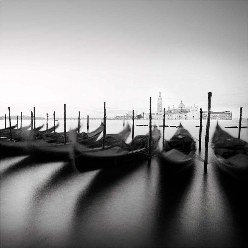 Gondoles II, Venise, Italie (Photographie N&B) - Gris Landscape Photograph par Alexandre Manuel