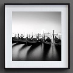 Gondeln II, Venedig, Italien (Schwarzweißfotografie)