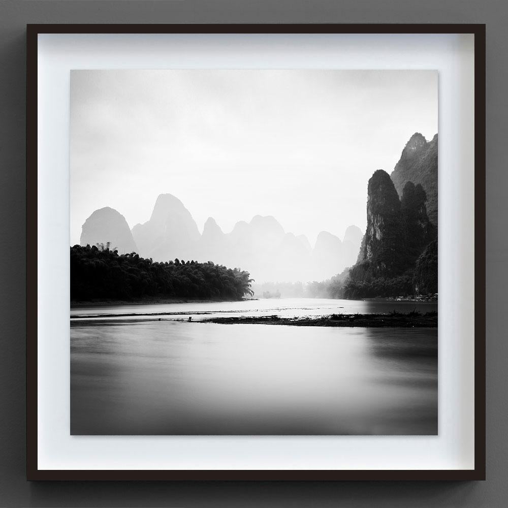 Yangshuo II, Chine, Lost in Abstraction (Photographie N&B) - Gris Landscape Photograph par Alexandre Manuel