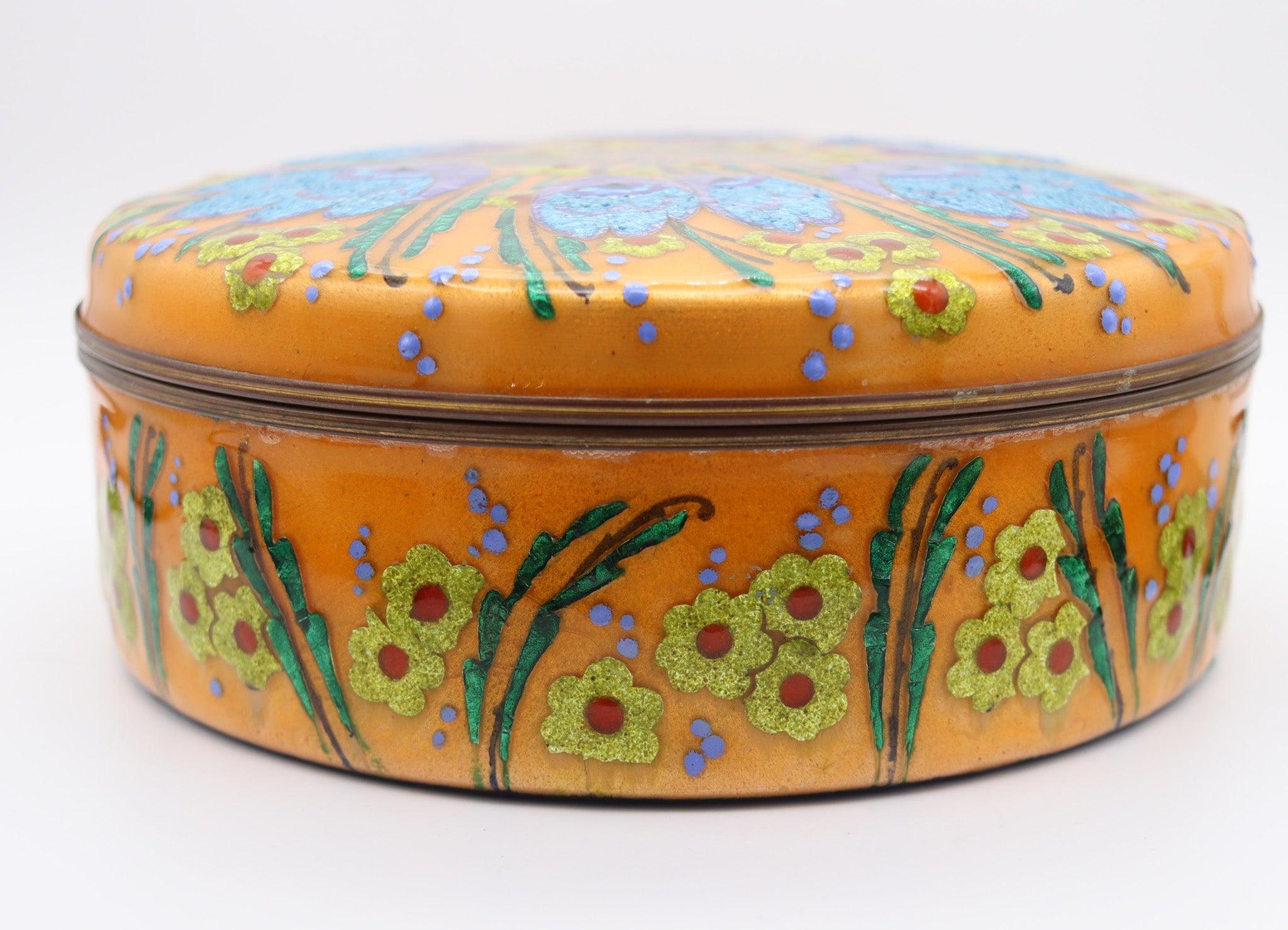 Caja redonda decorativa esmaltada diseñada por Alexandre Marty, (1876-1943).

Se trata de una preciosa caja redonda creada en Limoges, Francia, por Alexandre Marty, entre 1945 y 1950. La caja ha sido elaborada para Limoges en cobre macizo y está muy