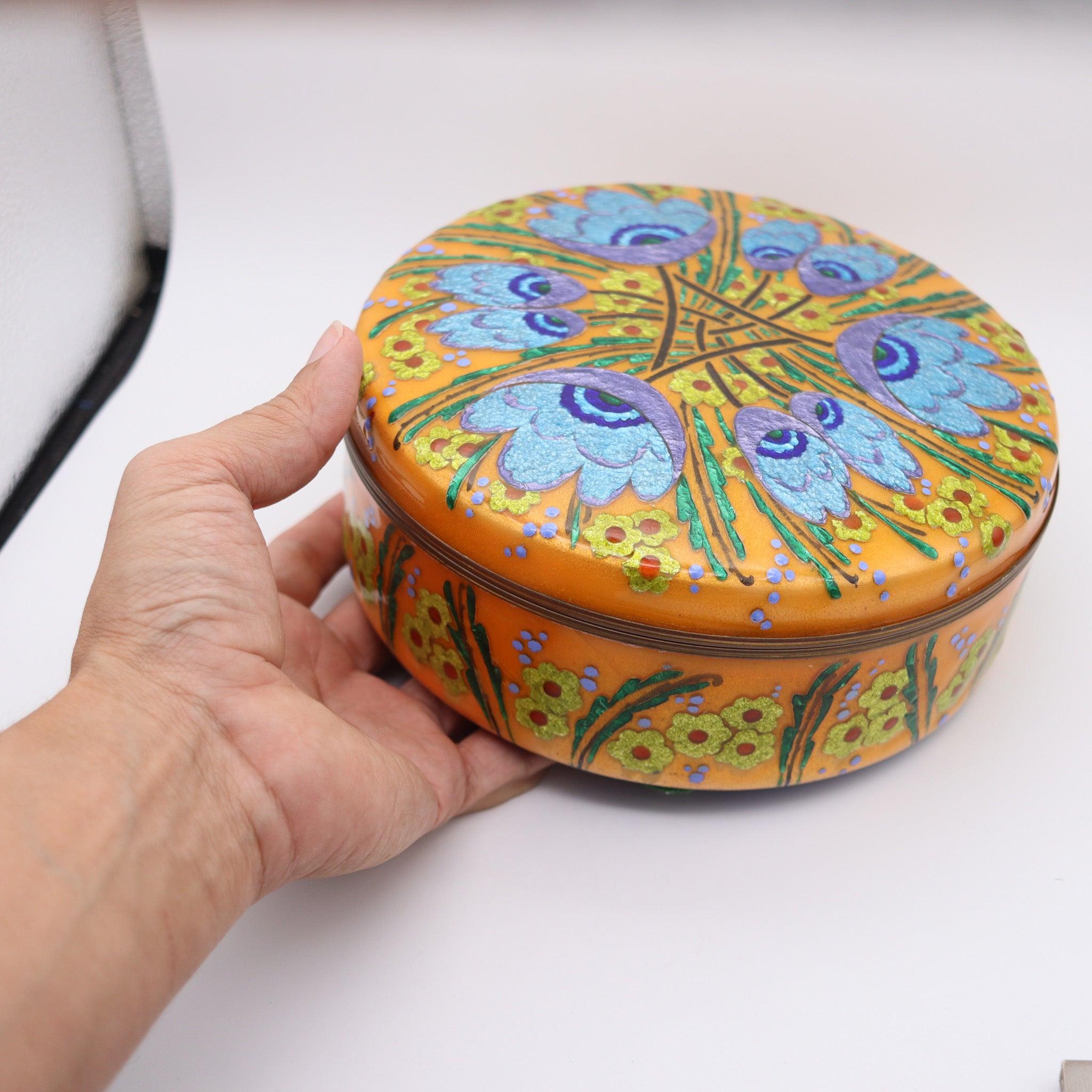 ALEXANDRE MARTY 1940 Caja redonda decorativa de Limoges con esmalte sobre cobre en Excelente estado para la venta en Miami, FL
