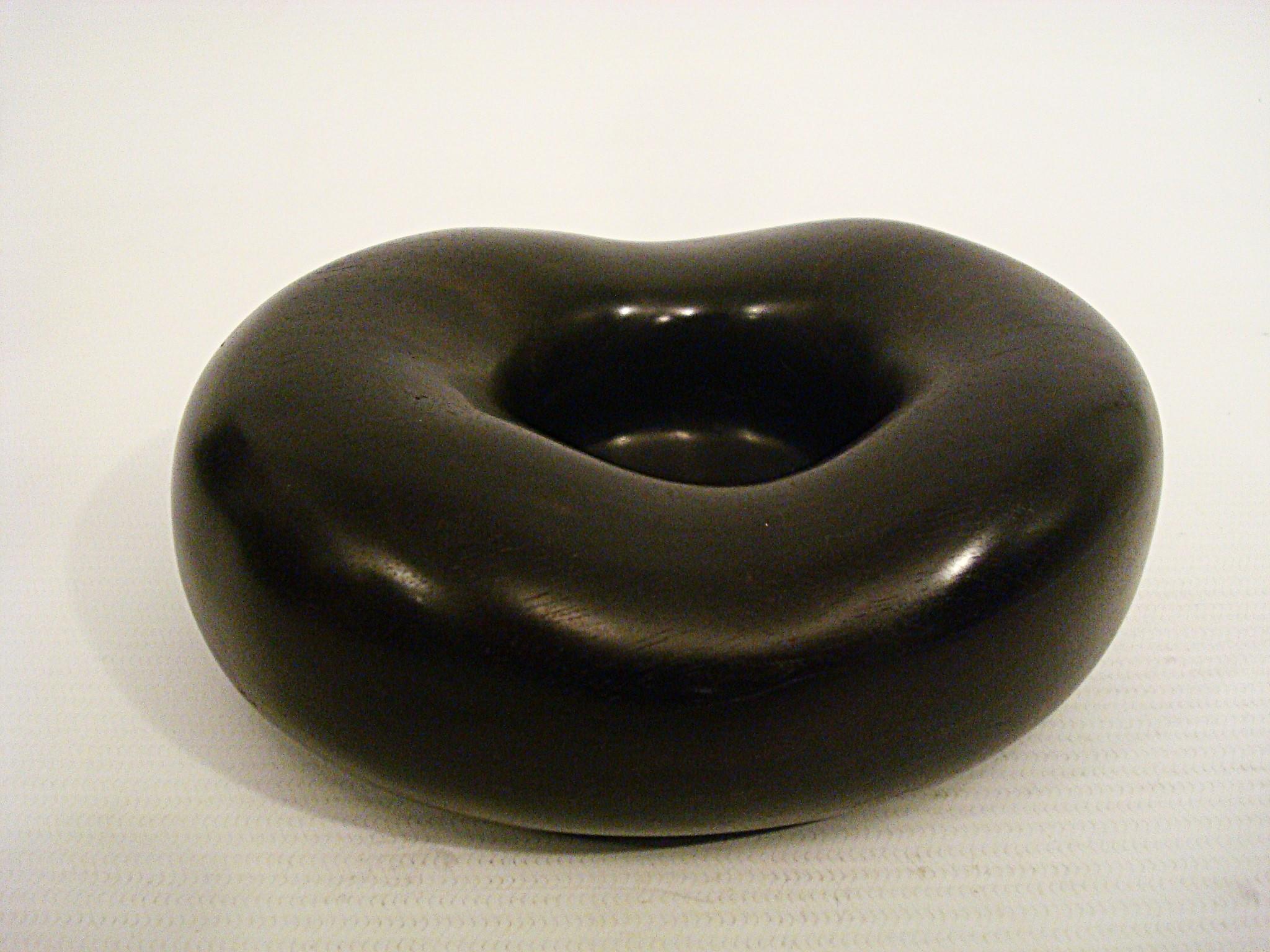 ALEXANDRE NOLL (1890-1970)
Ciotola in ebano intagliato di Alexandre Noll, 1960 circa.
Alexandre Noll, un'adorabile persona  ciotola. Scolpito in legno di ebano.
Scultura scolpita a mano di Alexandre Noll.
Metà secolo. 
Francia, 1960 ca.
Firma incisa