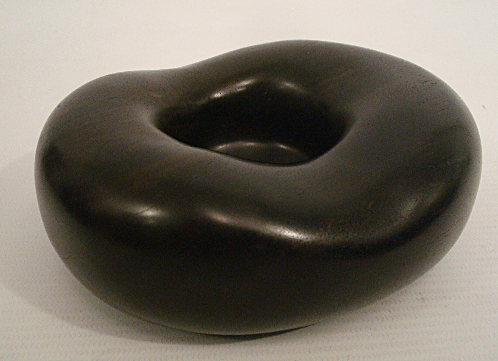 Intagliato a mano Scultura / Ciotola in legno di ebano di Alexandre Noll. Firmato, Francia, 1950 circa. in vendita