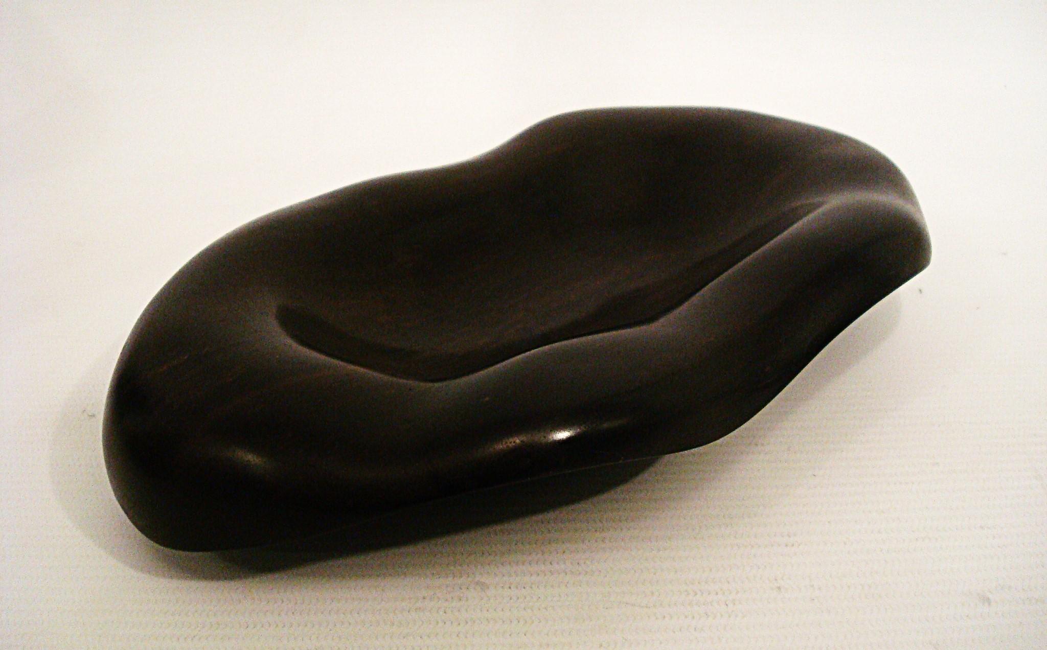 Alexandre Noll Cenicero / Plato de madera de ébano para puros Firmado, Francia, circa 1950's Tallado a mano en venta