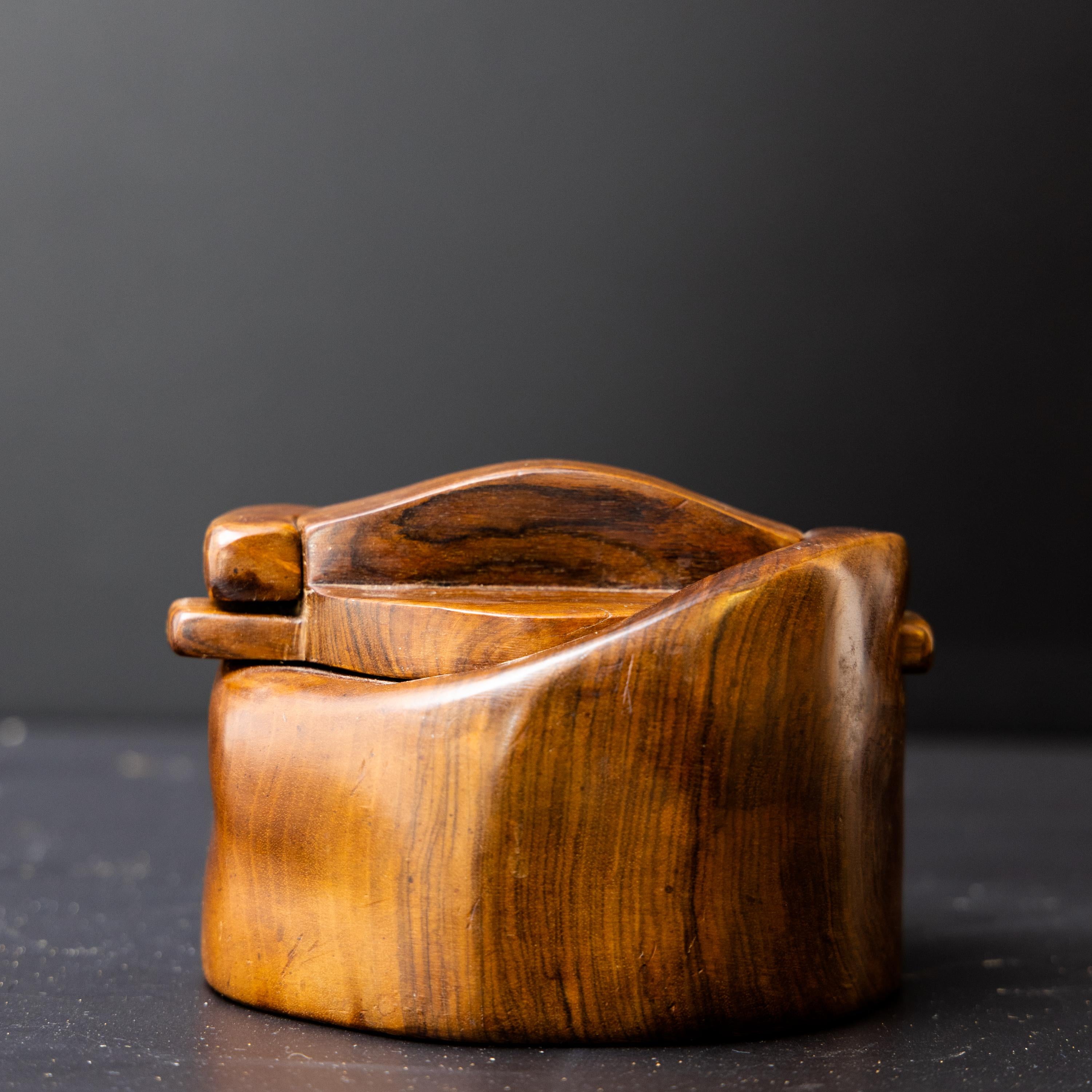 Lidded Box in Walnut by Alexandre Noll (1890-1970), France circa 1950 In Excellent Condition For Sale In New York, NY