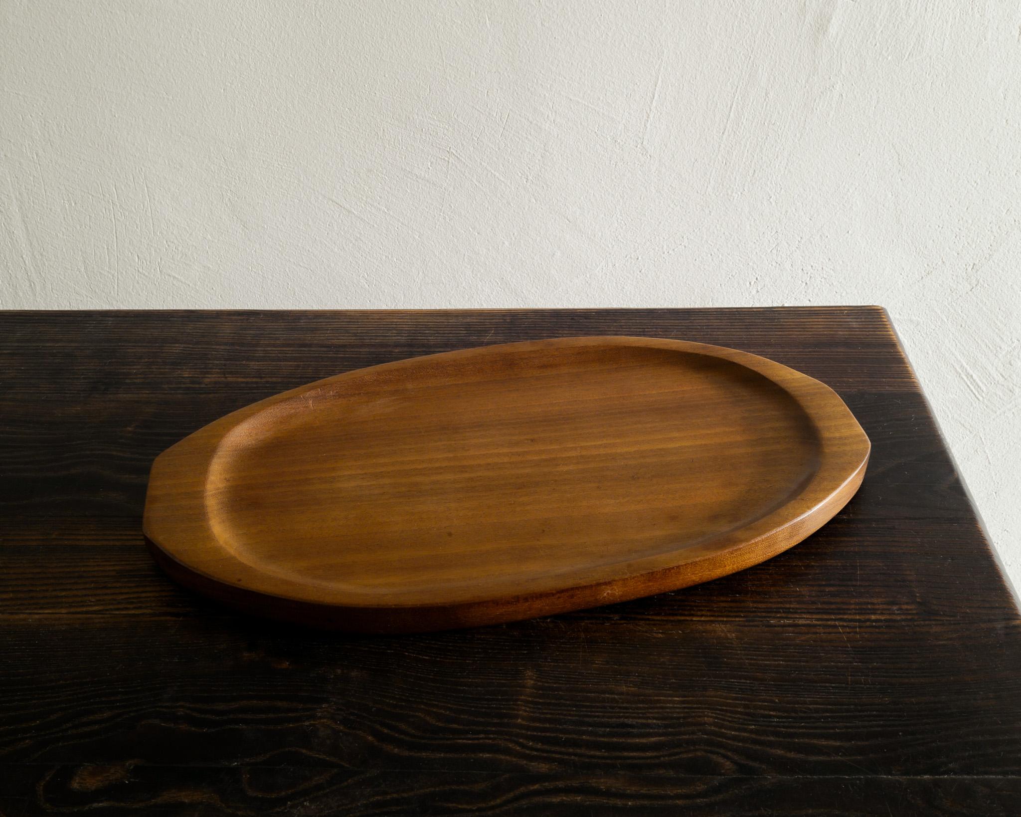 Very rare tray / dish with handles in solid carved wood by the French master Alexandre Noll. In good original condition. Signed. 

Dimensions: H: 2.5 cm / 1