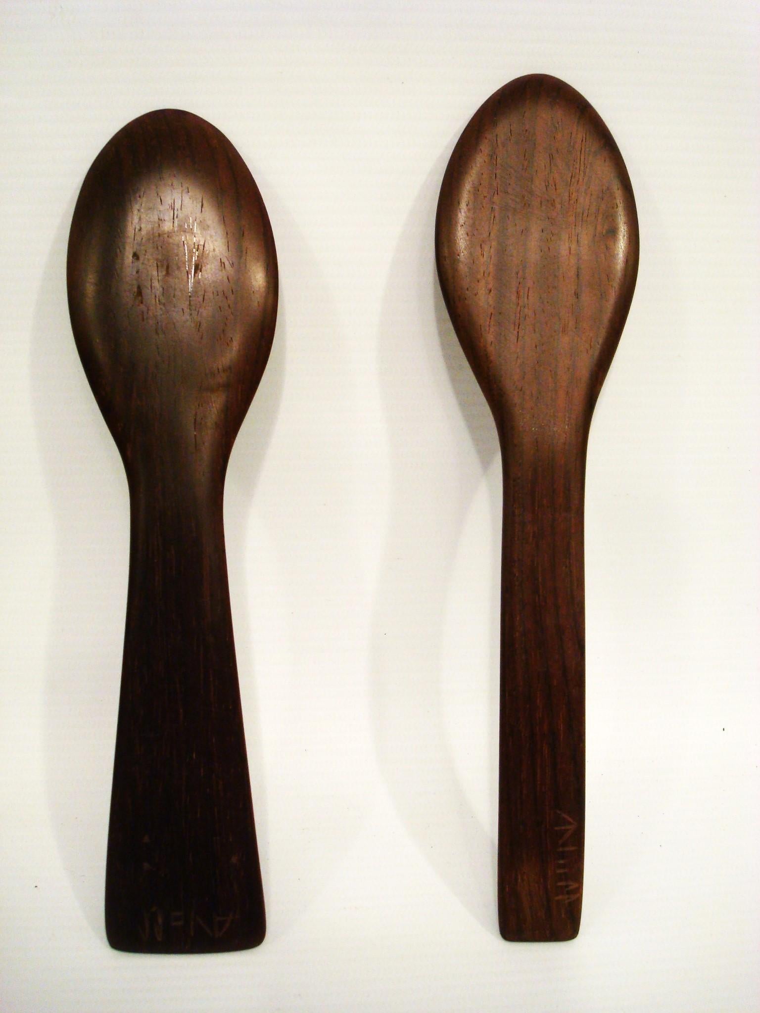 Alexandre Noll (1898-1970) Handgeschnitztes Löffelpaar aus Tropenholz.
Unterzeichnet: ANoll
Französisch, um 1950.

Seit 1995 haben wir uns auf den Verkauf von Art Deco, Jugendstil und Vintage spezialisiert. Wenn Sie Fragen haben, stehen wir Ihnen