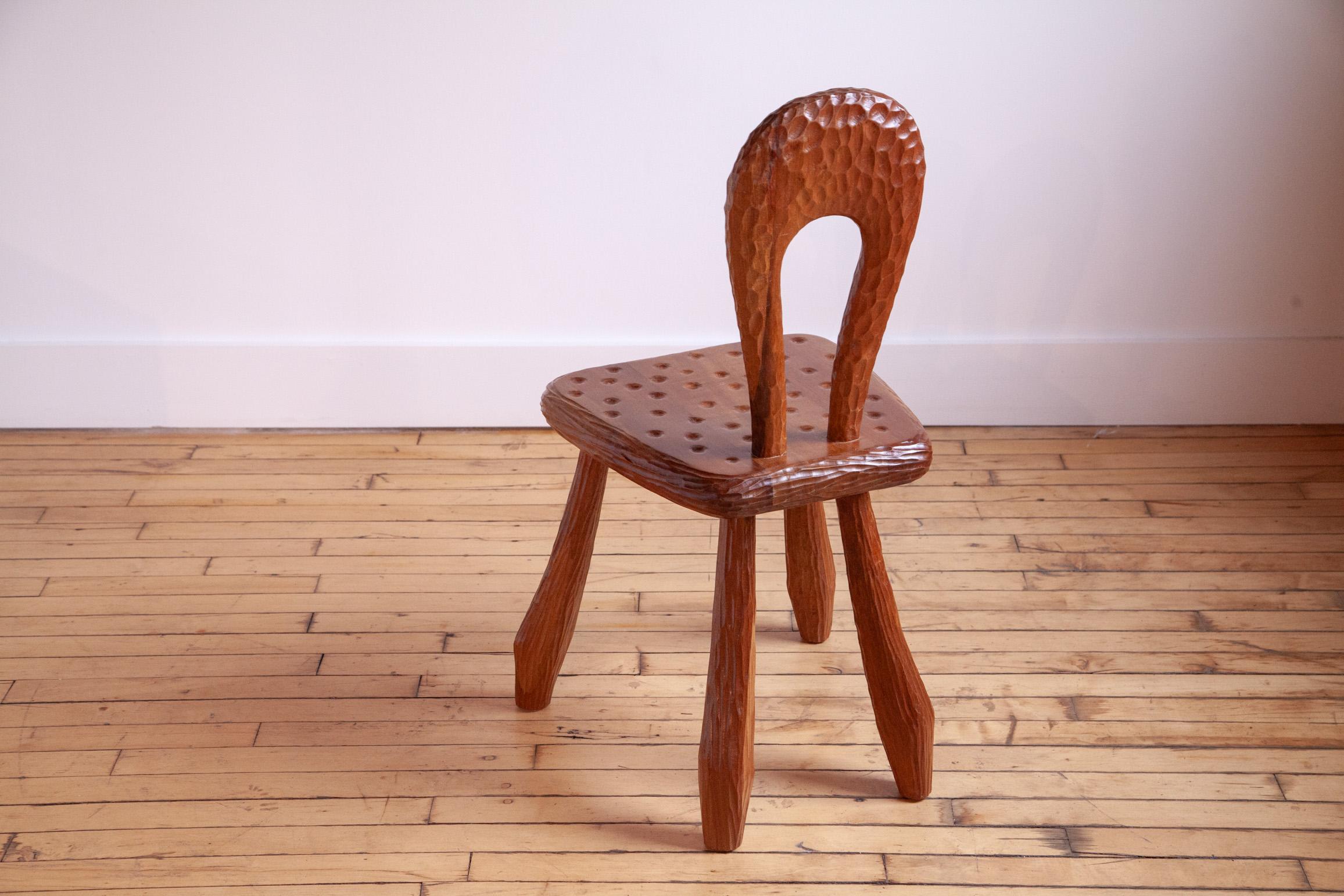 Sedia meticolosamente intagliata nello stile di Alexandre Noll.

Questa singolare sedia combina senza sforzo le funzioni di una poltrona e di un'arte scultorea, incarnando l'essenza dell'artigianato dell'inizio del XX secolo. Il design distintivo