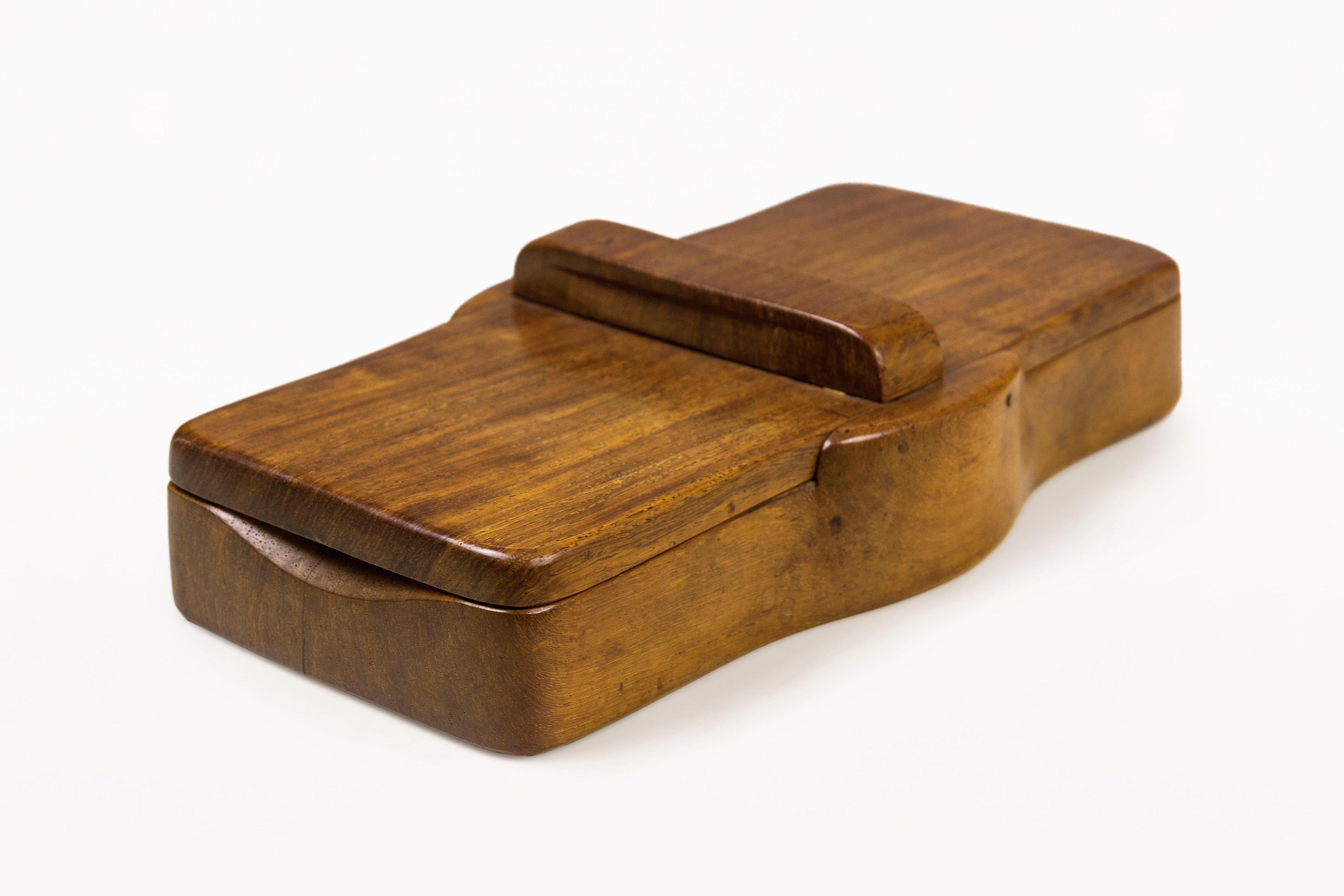 Alexandre Noll,
Wood box,
Double opening and central handle,
circa 1960, France.

Measures: Width 26 cm, depth 15 cm, height 6 cm.