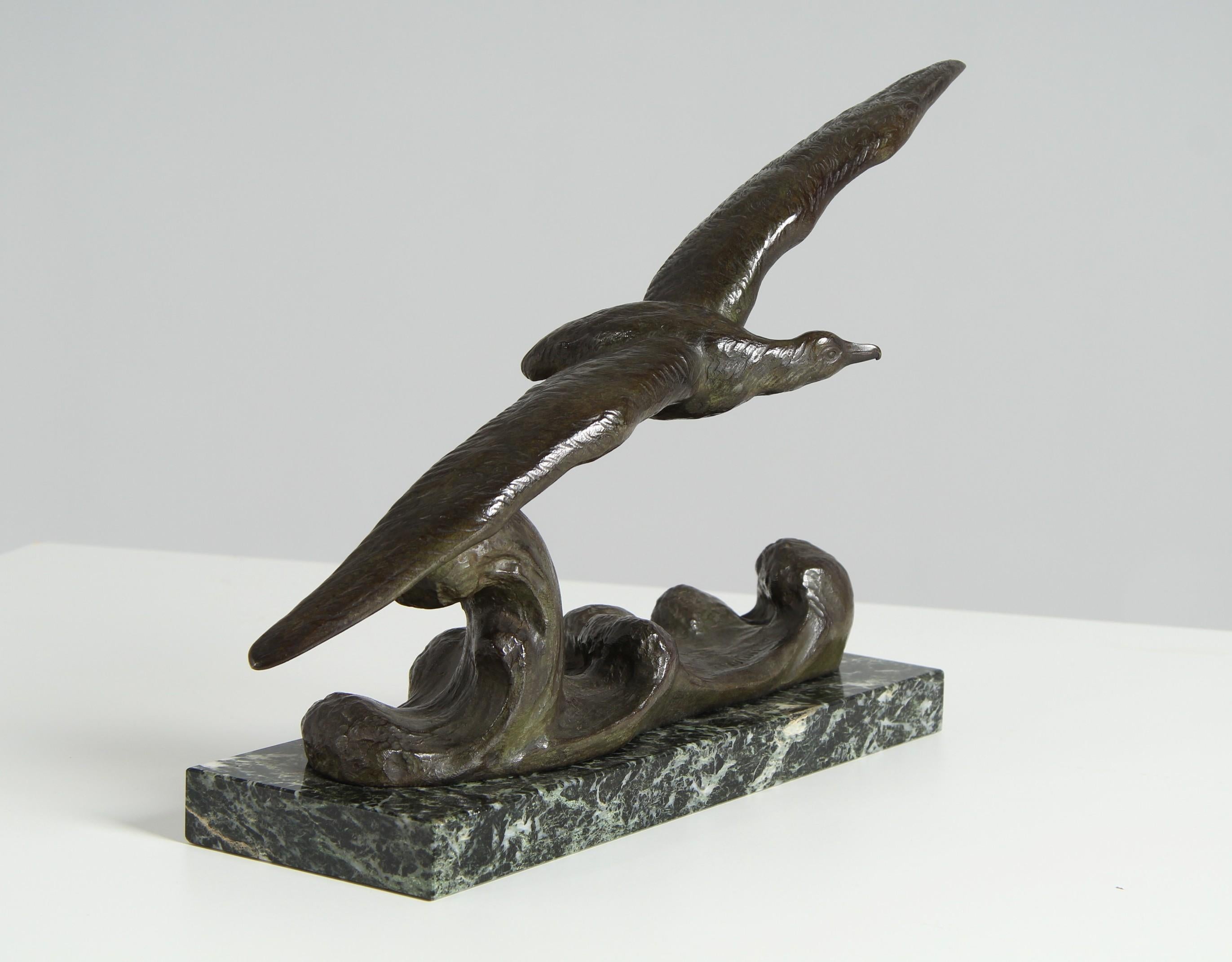 Alexandre Ouline – Bronze Sculpture of a Flying Albatross

France
Bronze
1920s

Dimensions: H × W × D: 30 × 39 × 15 cm

Description:
Expressive bronze sculpture depicting a gliding albatross above stylised ocean waves. The bird’s dynamic posture,