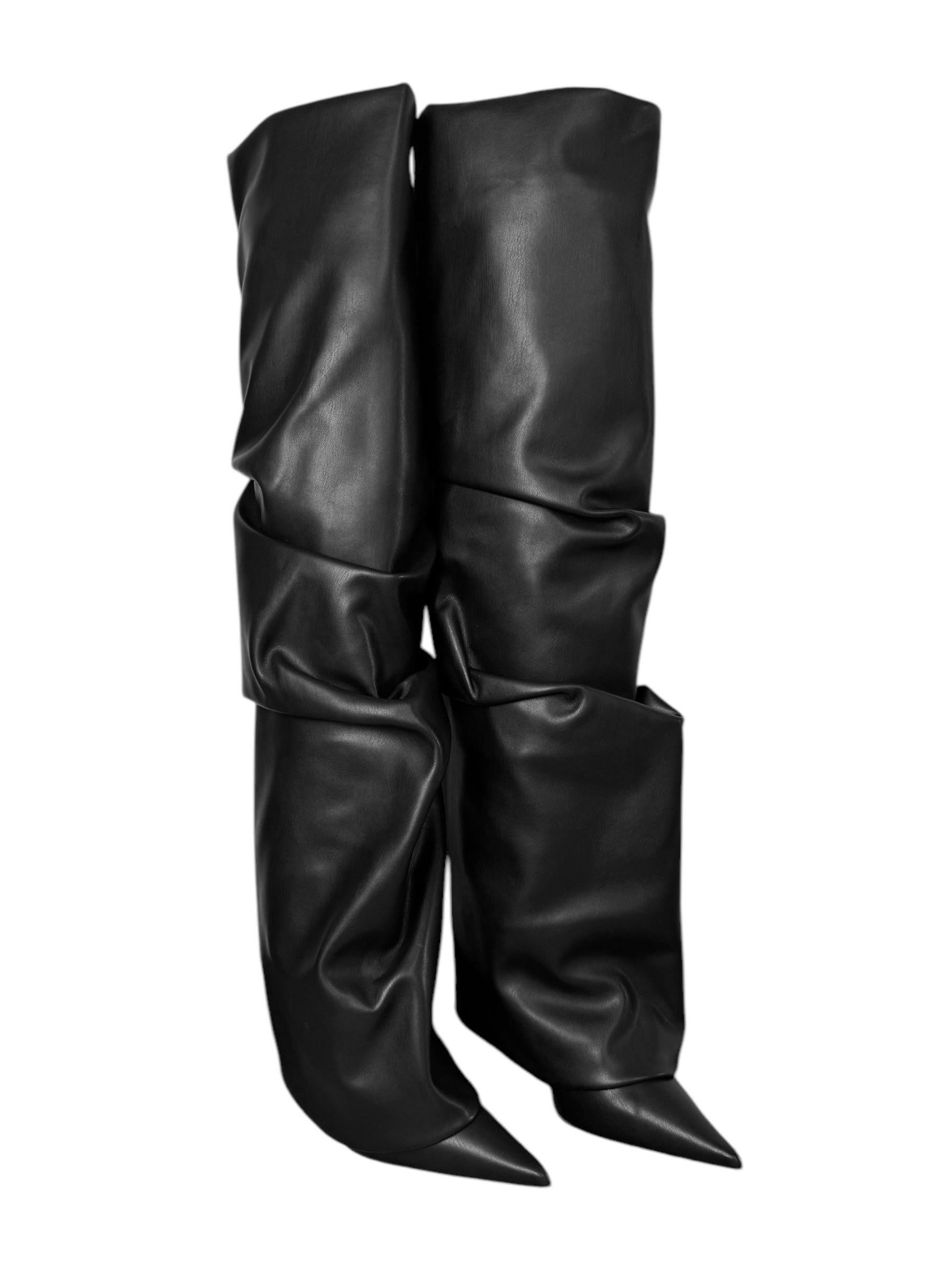 BRAND : ALEXANDRE VAUTHIER

DESIGNER : ALEXANDRE VAUTHIER

YEAR/DECADE : circa 2023-2024

SIZE : 37,5

MADE IN : ITALY

COMPOSITION : 100% LEATHER ; 70% POLYURETHANE/30% POLYESTER

CONDITION : BRAND NEW WITH ORIGINAL PACKAGING

NOTE : /