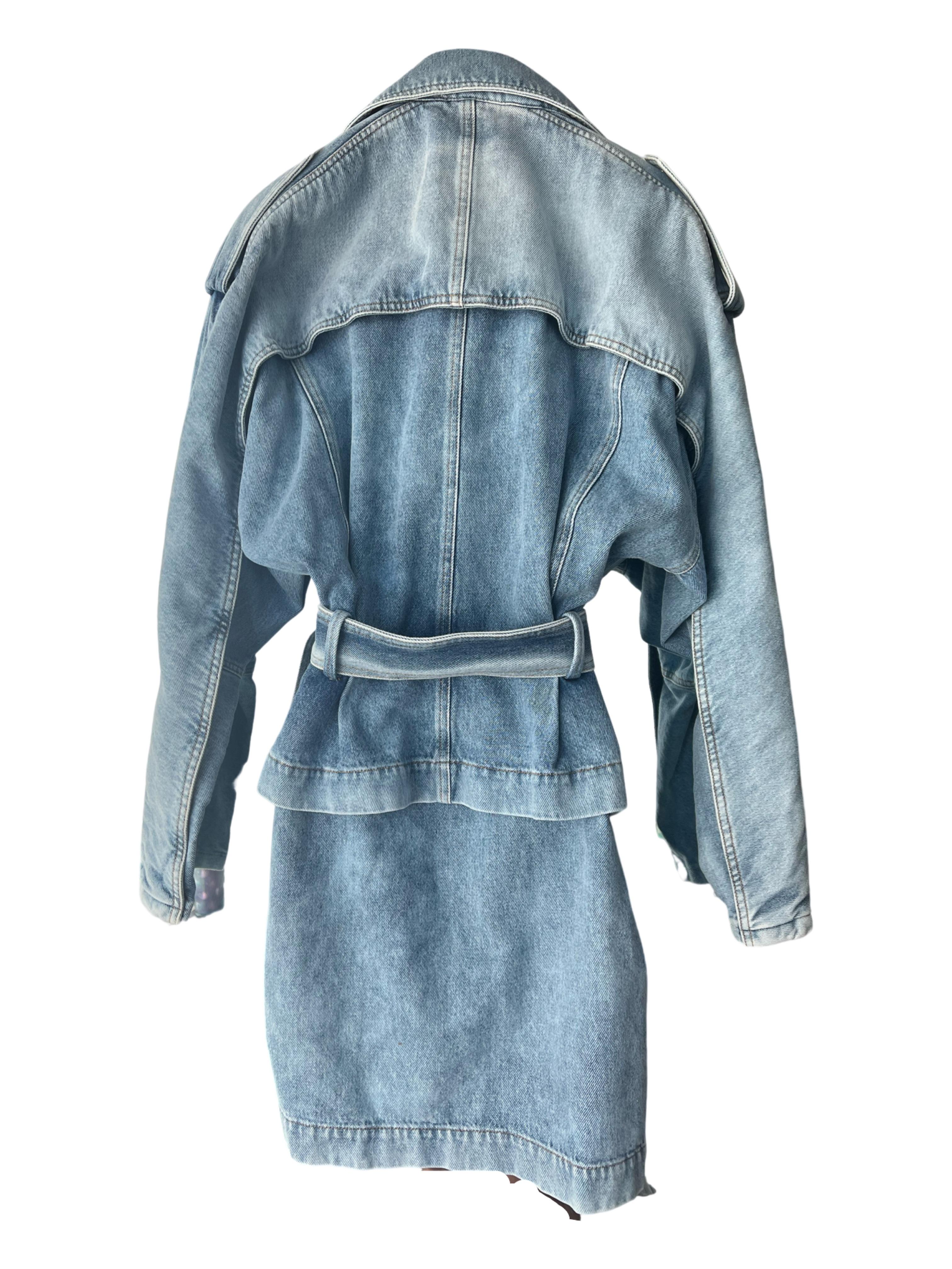 Das von den 70er Jahren inspirierte Jeanskleid von Alexander Vauthier ist eine modische Retro-Hommage an die ikonische Modezeit der 1970er Jahre. Dieses Jeanskleid ist für seinen kühnen und unverwechselbaren Stil bekannt und fängt die Essenz dieser