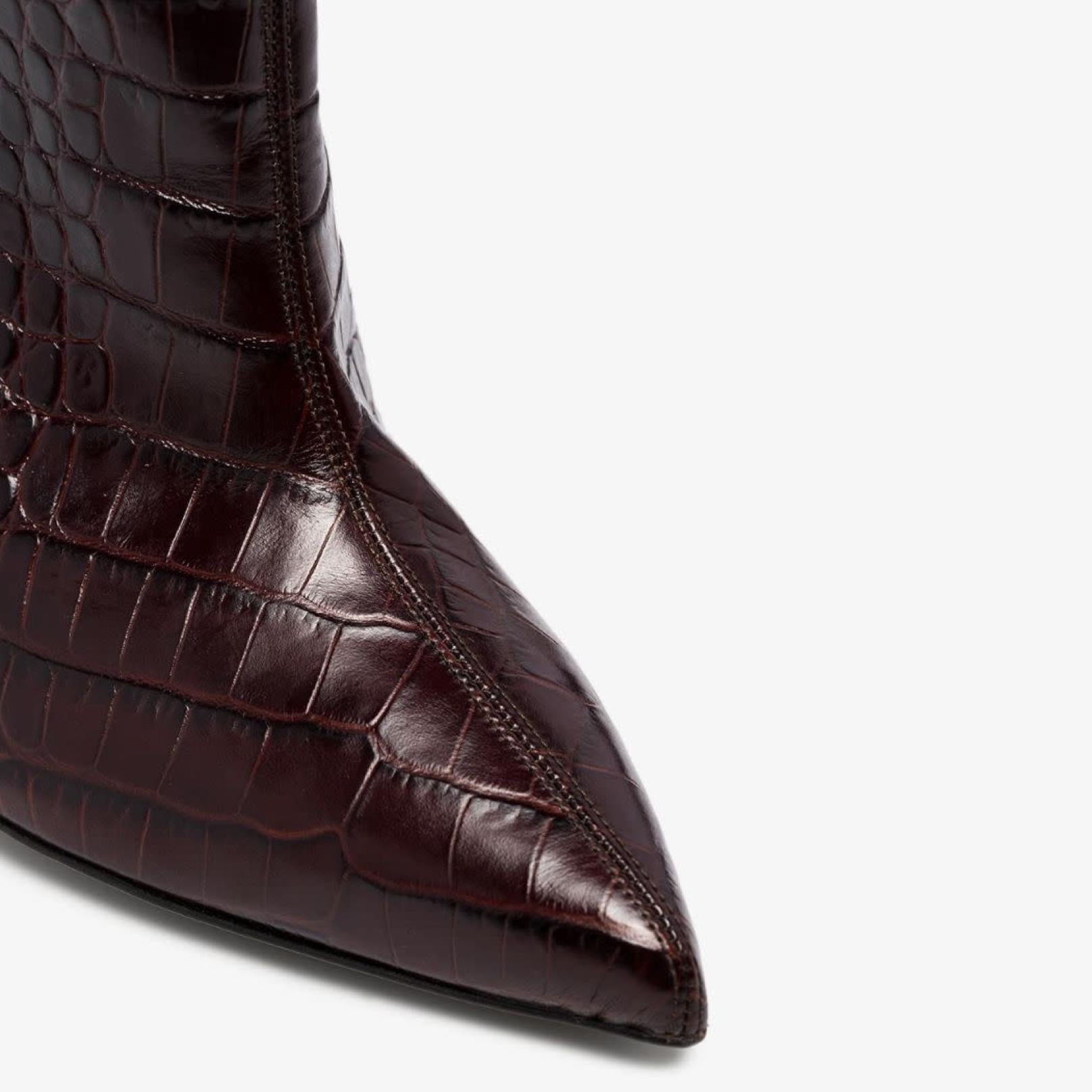 These brown Alexandre Vauthier Alex 90 crocodile-embossed leather boots are made from leather with crocodile-effect embossing. They feature a pointed toe, wide silhouette, side zip fastening and 90-mm high stiletto heel.
Designer Style ID: