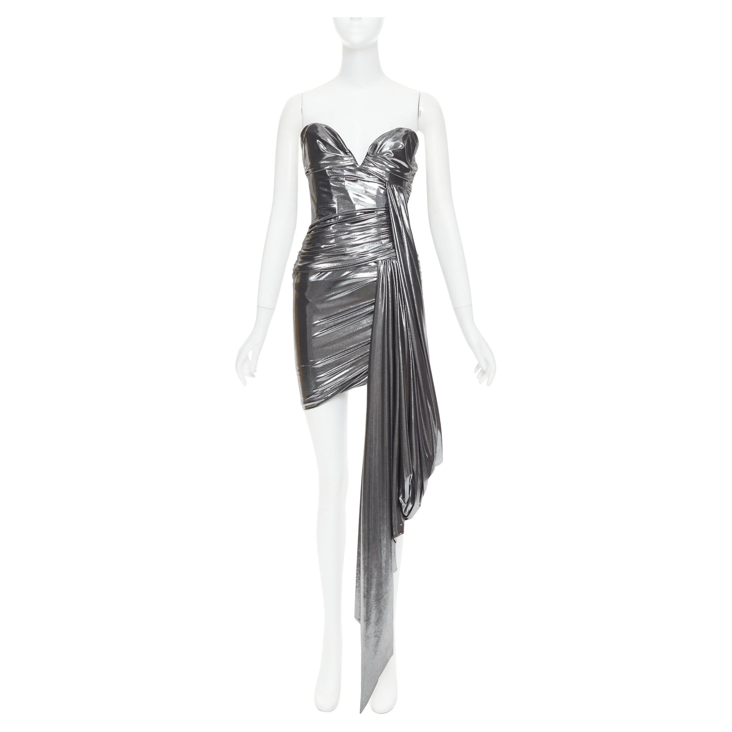 ALEXANDRE VAUTHIER AW2023 Laufsteg Silberne Flüssigmetalldrapierung Asymmetrisches Minikleid
