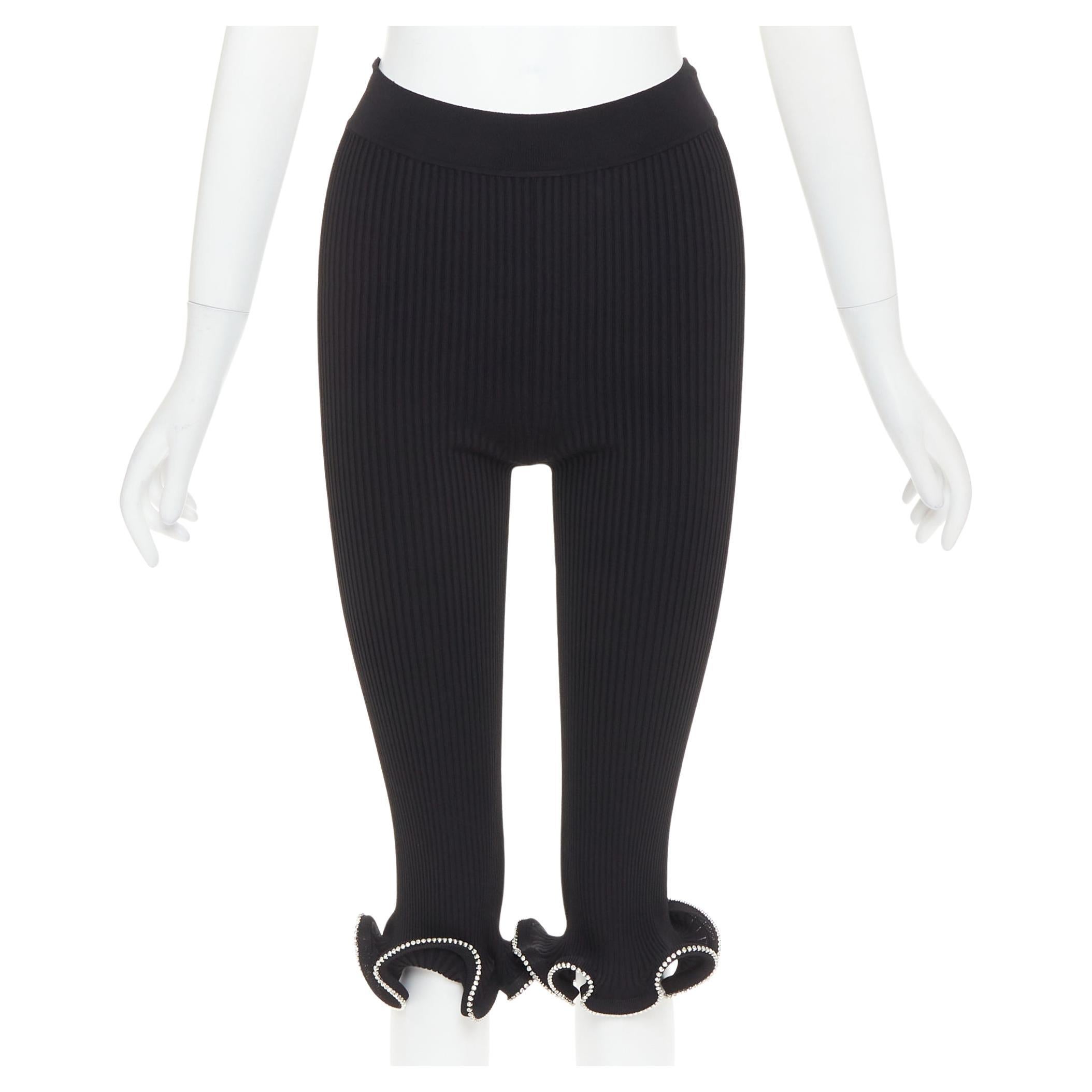 ALEXANDRE VAUTHIER Schwarze Knieshorts aus Rippenstrick mit Kristallverzierung und Rüschensaum im Angebot