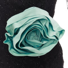 ALEXANDRE VAUTHIER COUTURE AW2019 Abito in pizzo verde con rosette e cristalli in passerella