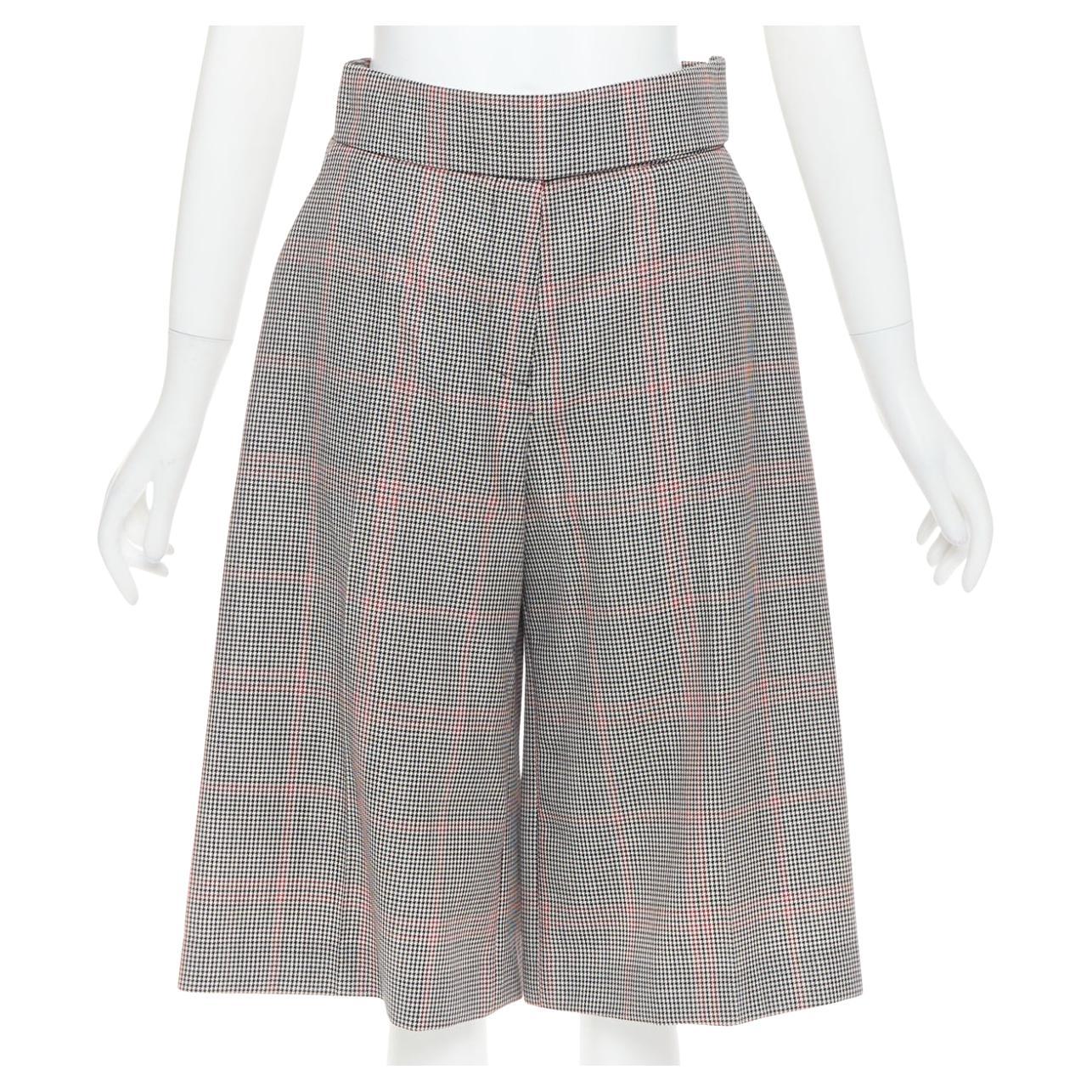 ALEXANDRE VAUTHIER COUTURE SS2021 Runway grau-rot karierte Bermuda-Shorts im Angebot