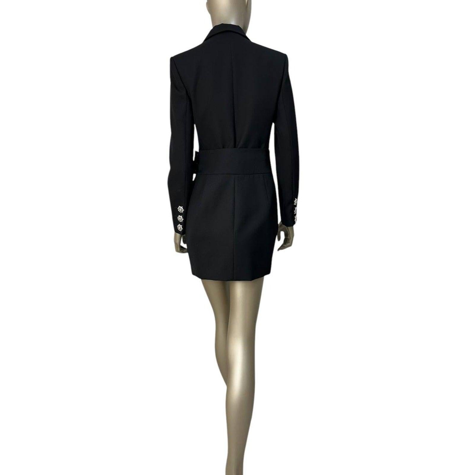 Mit diesem atemberaubenden Blazerkleid von Alexandre Vauthier werten Sie Ihre Garderobe auf. Dieses raffinierte Stück strahlt Selbstvertrauen und Glamour aus, perfekt für elegante Abende oder stilvolle Tagesveranstaltungen. 

Merkmale:
- Strahlende