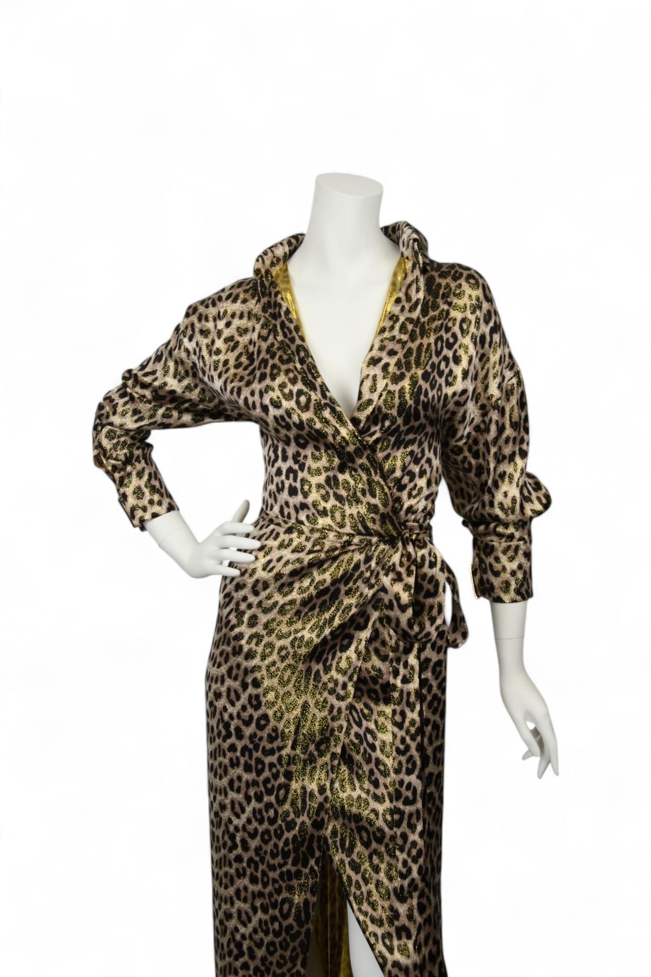 Scatena un'audace raffinatezza con questo abito a portafoglio di Alexandre Vauthier. Progettato con l'inconfondibile stile sensuale della Label, questo capo a tutta lunghezza è realizzato in un fluido tessuto metallizzato con stampa leopardata e