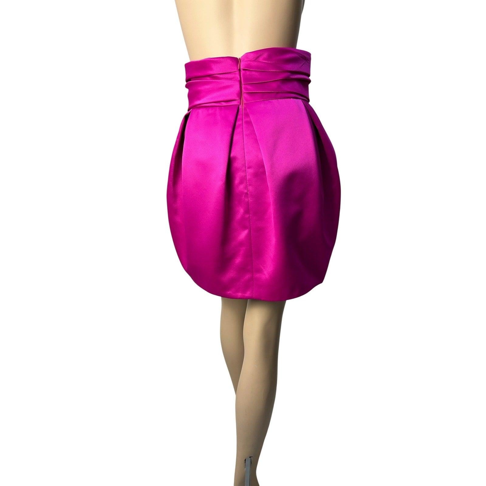 Élevez votre garde-robe avec cette mini-jupe fuchsia d'Alexandre Vauthier. Confectionnée en satin luxueux, cette jupe ne manquera pas de faire tourner les têtes. 

La taille haute et les plis drapés créent une silhouette dynamique et moderne,