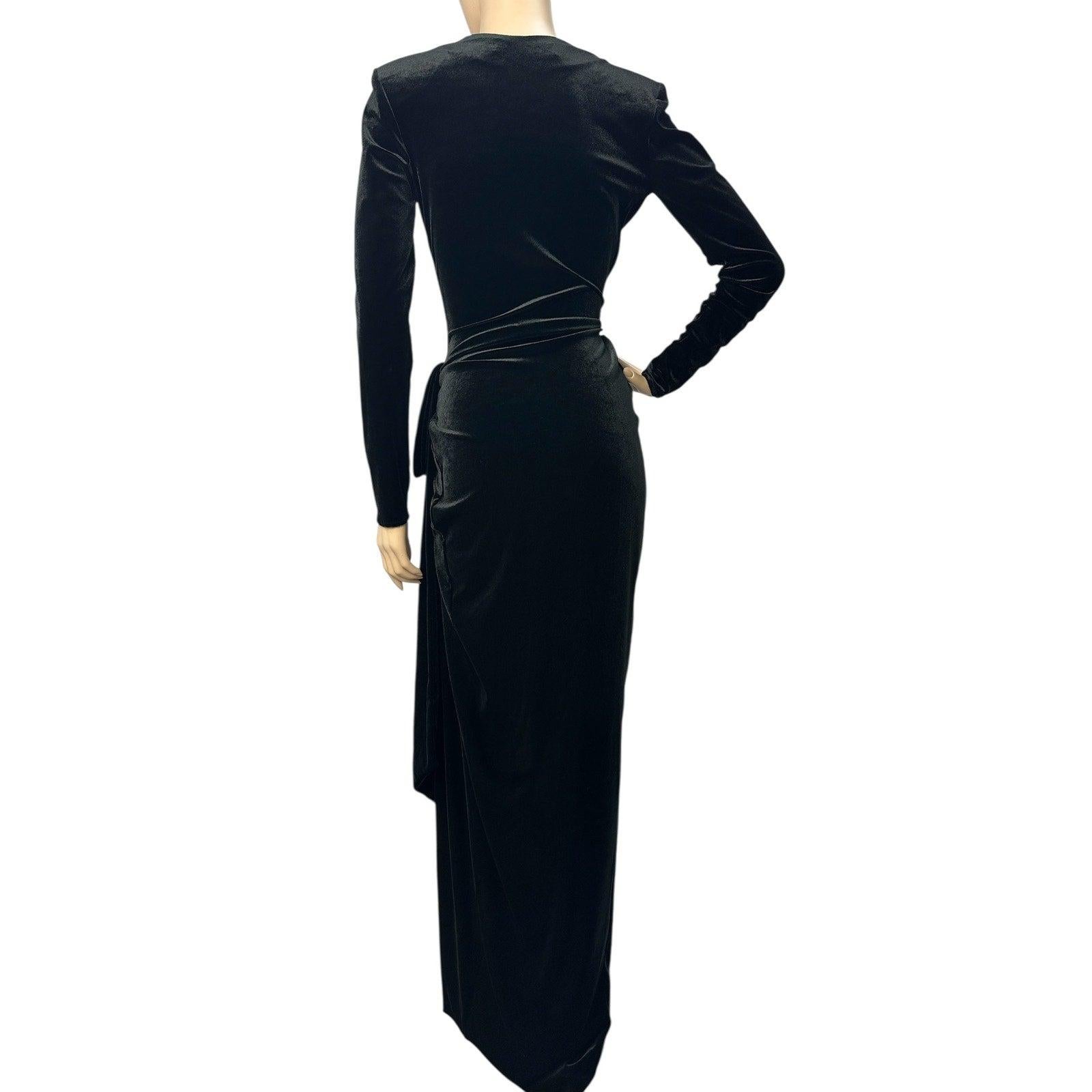 Gehen Sie stilvoll aus mit diesem atemberaubenden Alexandre Vauthier Wickelkleid aus Samt! Es ist Größe 36 und in sehr gutem Zustand, bereit, ein Zeichen zu setzen. 

Das Kleid verfügt über einen schmeichelhaften Crossover-Ausschnitt und elegante