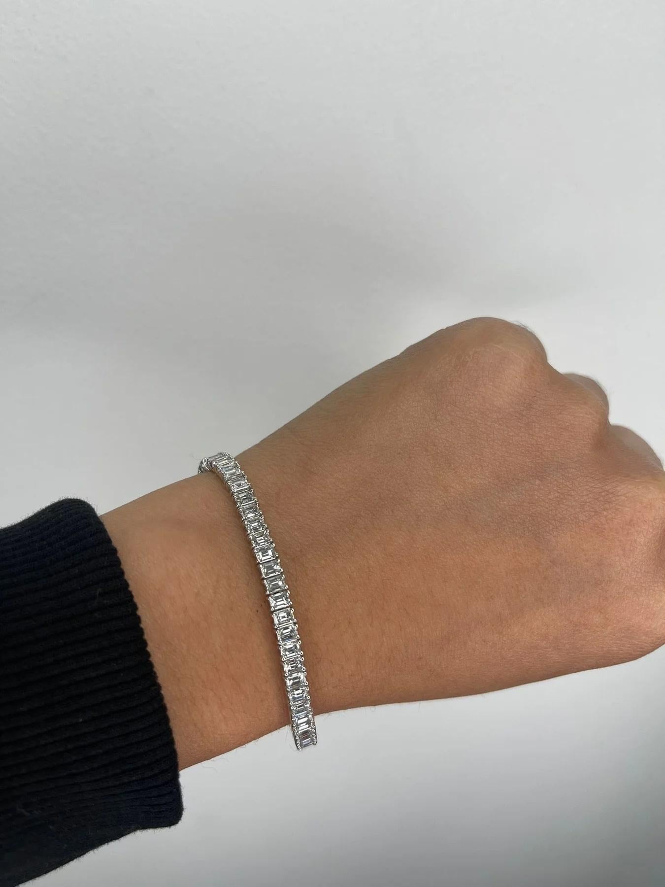 Emerald Cut Diamond 18K Gold Tennis Bracelet In New Condition For Sale In Los Angeles, CA