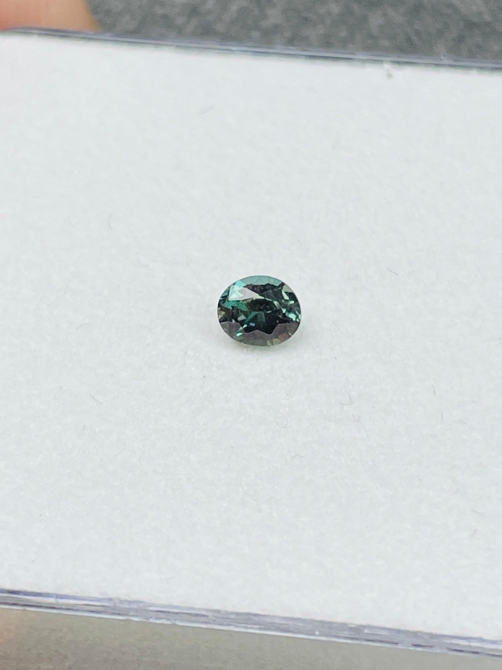 Alexandrite, pierre précieuse rare de 0.24 carat de couleur vert profond à roseâtre en vente 1