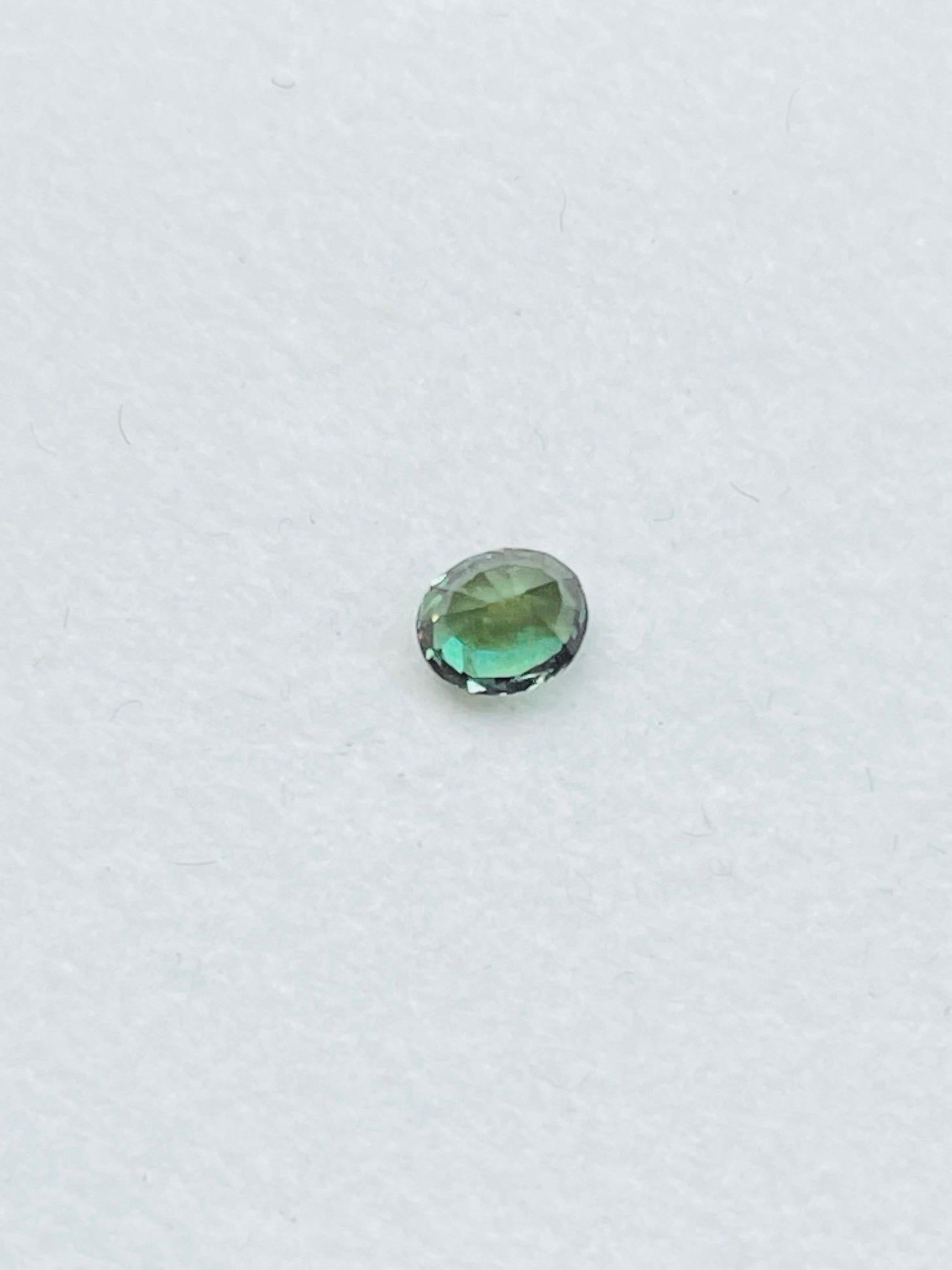 Alexandrite, pierre précieuse rare de 0.24 carat de couleur vert profond à roseâtre en vente 2